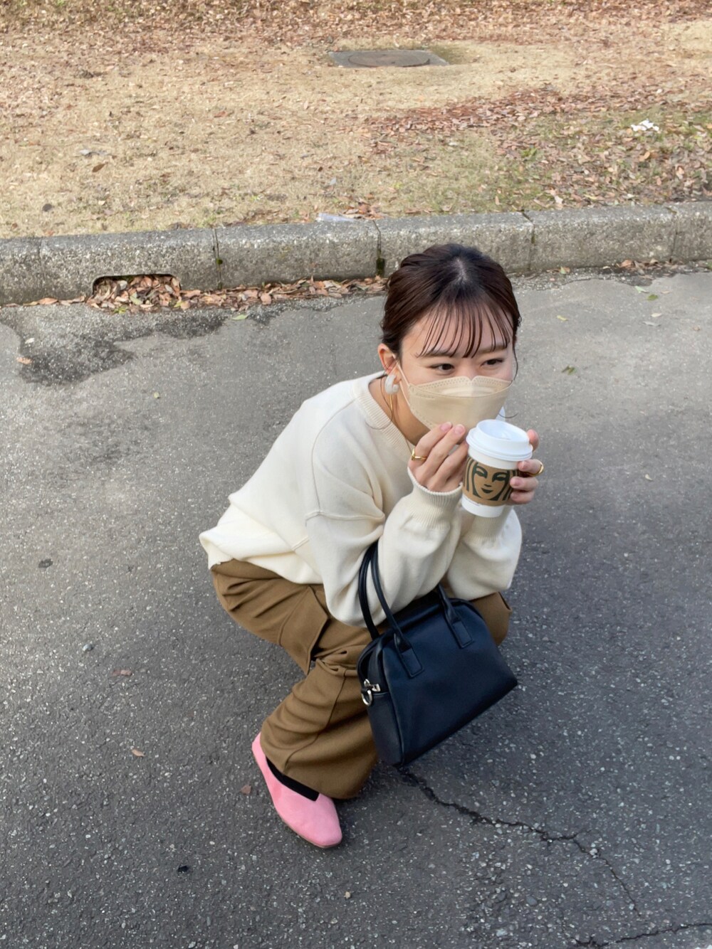 「ピンク、シンプルコーデ、プチプラ、バレエシューズ、ベージュ、ボリューム袖、春コーデ、ハンドバッグ、ビッグシルエット、休日スタイル、きれいめカジュアル、パンプス、淡色コーデ、パンツコーデ、ワントーンコーデ」｜「feepurのツータックワイドカーゴパンツ（カーゴパンツ、グリーン系）」を使った、chicchimoさん（骨格ナチュラル・レディース・152cm）の春コーディネートの1枚目の写真