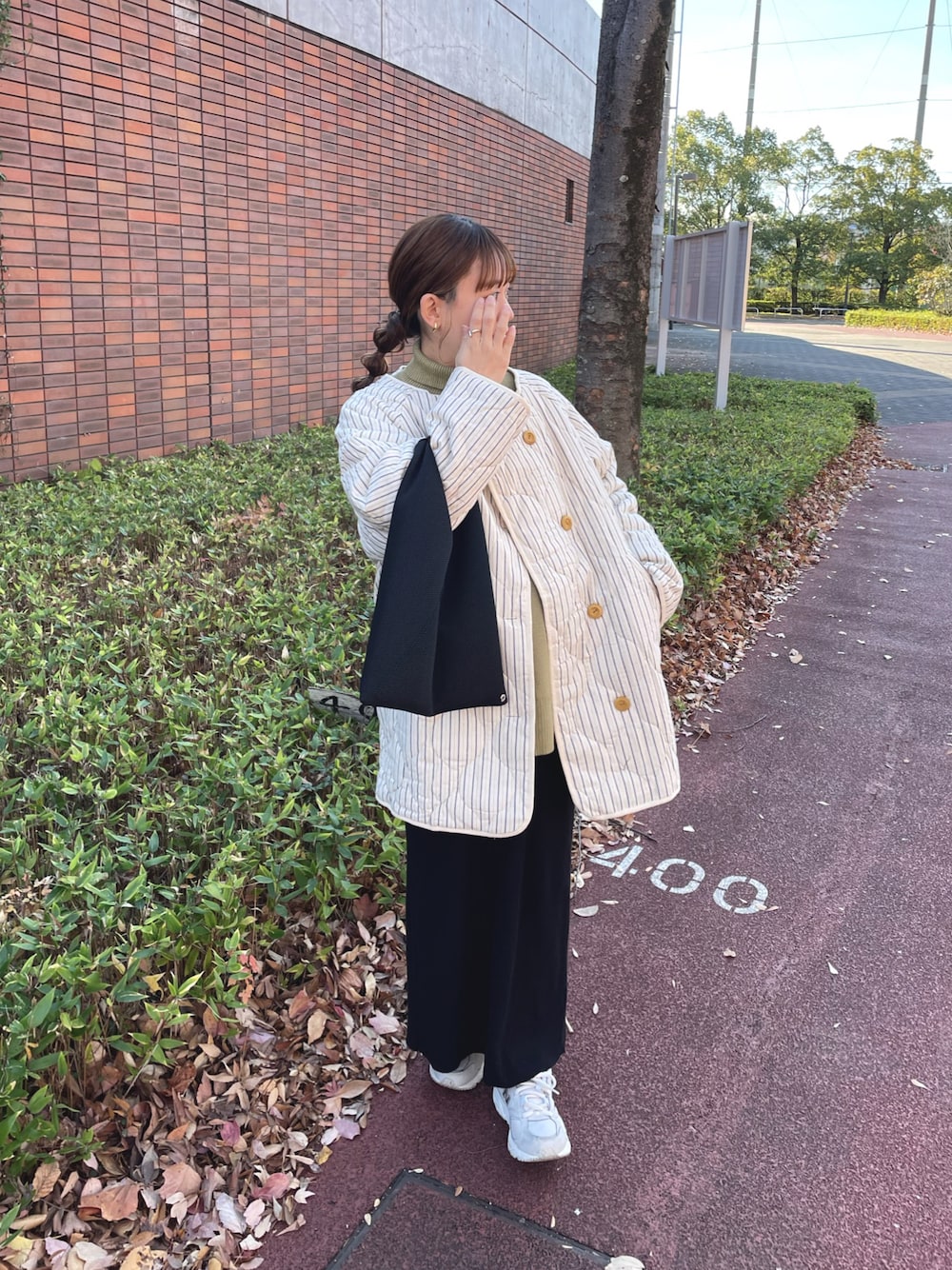 「休日スタイル、冬コーデ、冬アウター、30代コーデ、お出かけコーデ、コート、プチプラ、きれいめカジュアル、ロングスカート、タートルネック、マイベストコーデ2023、クリスマスに着たい服、韓国ファッション、ファッションを楽しもう、キルティングジャケット」｜「Crispのストライプキルティングジャケット[c8R3303]（ノーカラージャケット、ホワイト系）」を使った、chicchimoさん（骨格ナチュラル・レディース・152cm）の冬コーディネートの1枚目の写真