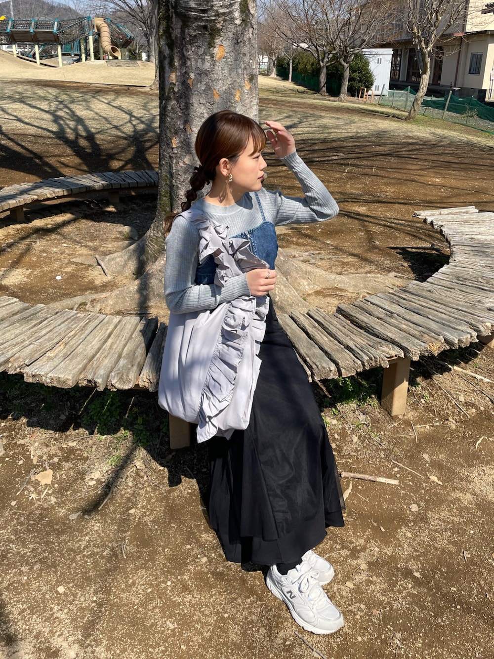 「休日スタイル、レイヤードスタイル、お出かけコーデ、トートバッグ、ビスチェ、韓国ファッション、シンプルコーデ、モード、春夏コーデ、きれいめカジュアル、プチプラ、デニム、デートコーデ、スカートスタイル、スニーカー」｜「GRLのアイテム（トップス、グレー系）」を使った、chicchimoさん（骨格ナチュラル・レディース・152cm）の春コーディネートの1枚目の写真