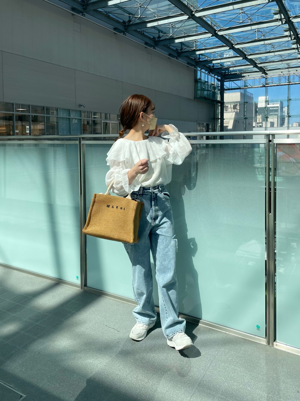 ホワイト系のシャツ/ブラウス、その他のデニムパンツ、ホワイト系のスニーカーを着用したレディースの春コーディネートの1枚目の写真