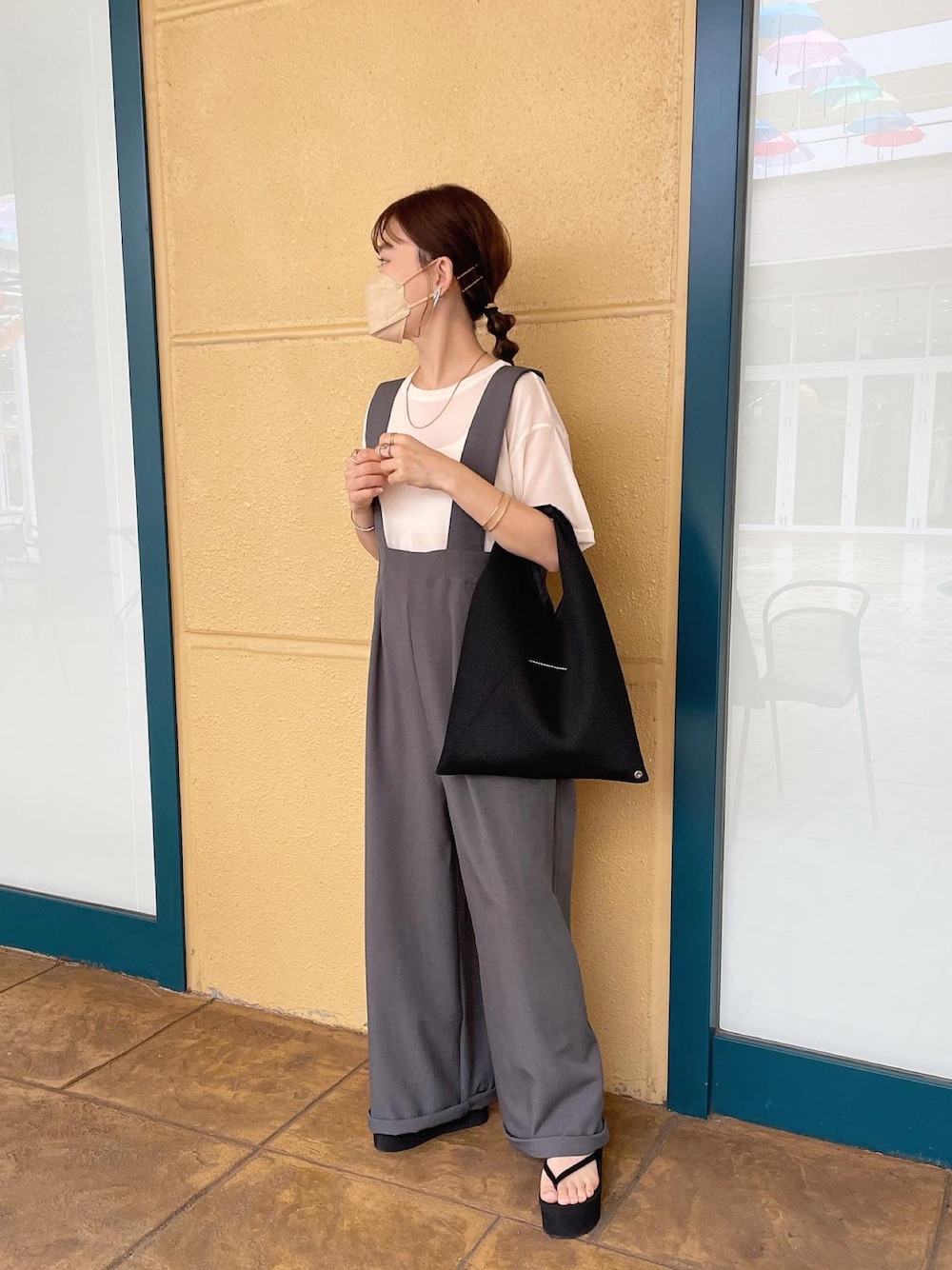 グレー系のサロペット/オーバーオール、ホワイト系のTシャツ/カットソー、ブラック系のトートバッグを着用したレディースの夏コーディネートの1枚目の写真