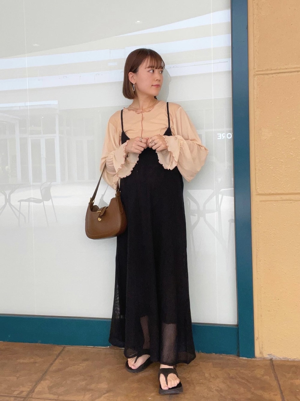 ベージュ系のTシャツ/カットソー、ブラック系のワンピース、ブラウン系のバッグを着用したレディースの夏コーディネートの1枚目の写真