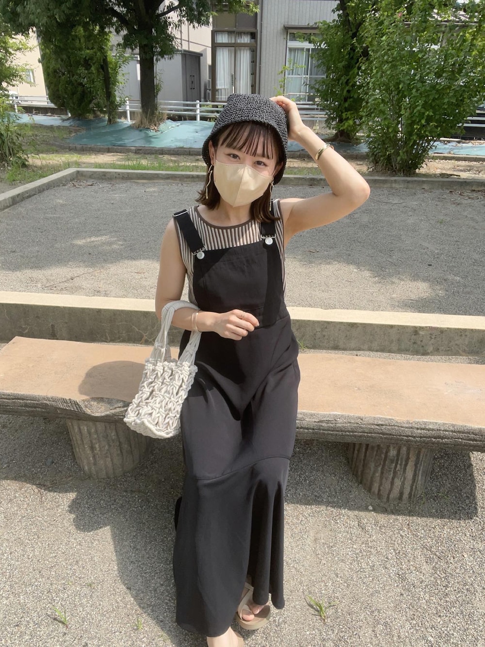 「プチプラ、しまむら、夏コーデ、ノースリーブ、ジャンパースカート、ロングワンピース、シンプルコーデ、マーメイドスカート、バケットハット、モノトーン、ストリート、モード、ハンドバッグ、大人カジュアル、麦わら帽子」｜「しまむらのアイテム（タンクトップ、ブラウン系）」を使った、chicchimoさん（レディース・152cm）の夏コーディネートの1枚目の写真