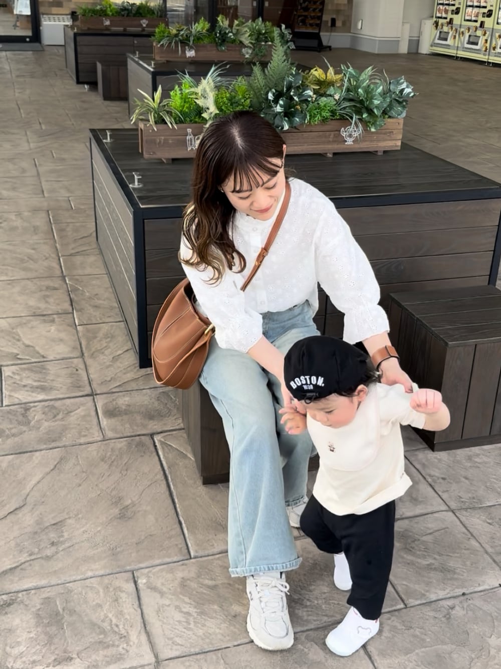 「最近のいい感じコーデ、淡色コーデ、デニム、デニムパンツ、大人カジュアル、ショルダーバッグ、パンツスタイル、スニーカー、休日スタイル、お出かけコーデ、ワントーンコーデ、大人ファッション、春ファッション、春コーデ、春めき満開コーデ」｜「classicalelfの大人が着るのはこれ。2way花柄刺繍ブラウス。（シャツ/ブラウス、ホワイト系）」を使った、chicchimoさん（レディース・152cm）の春コーディネートの1枚目の写真