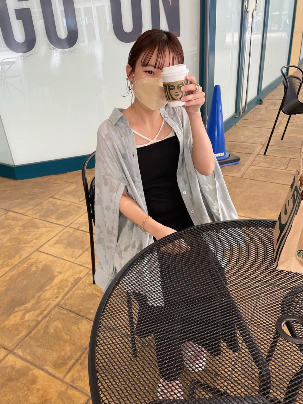 「シャツスタイル、キャミワンピ、レイヤードスタイル、きれいめカジュアル、休日スタイル、春夏コーデ、シアートップス、ワンピーススタイル、プチプラ、サンダルコーデ、カジュアルコーデ、グリーン、低身長女子、ワンピース、カラーコーデ」｜「mily biletの【mily bilet】ワンランク上のスタイル。シアージャガード花柄2wayシャツ（シャツ/ブラウス、グリーン系）」を使った、chicchimoさん（骨格ナチュラル・レディース・152cm）の春コーディネートの1枚目の写真