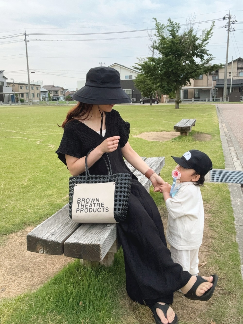 「やっぱり帽子が好き、モノトーン、サンダル、oofos、夏コーデ、オールインワン、バケットハット、大人可愛い、夏ファッション、きれいめカジュアル、かごバッグ、休日スタイル、お出かけコーデ、ブラック、プチプラ」｜「hathouseのアイテム（帽子、ブラック系）」を使った、chicchimoさん（レディース・152cm）の春コーディネートの1枚目の写真