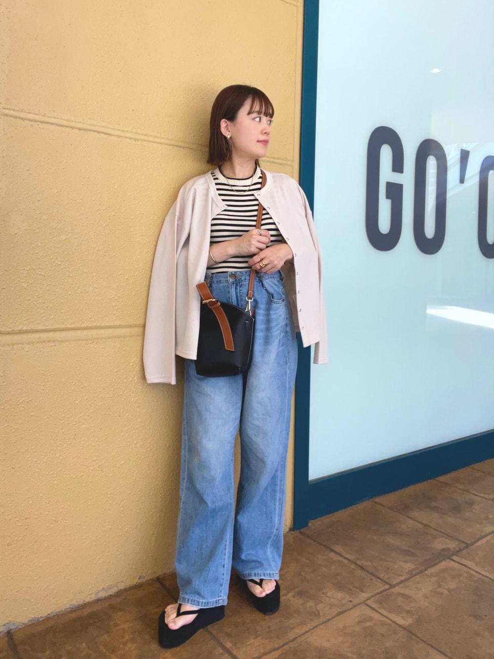 「ITEMS URBANRESEARCH、PR、カーディガン、デニム、厚底シューズ、ショルダーバッグ、ストリート、淡色コーデ、韓国ファッション、休日スタイル、古着MIX、秋服準備はじめました、秋先取りコーデ、パンツスタイル、モノトーンコーデ」｜「ITEMS URBANRESEARCHの『一部WEB限定カラー』コンパクトカーディガン（カーディガン/ボレロ、ホワイト系）」を使った、chicchimoさん（骨格ナチュラル・レディース・152cm）の夏コーディネートの1枚目の写真