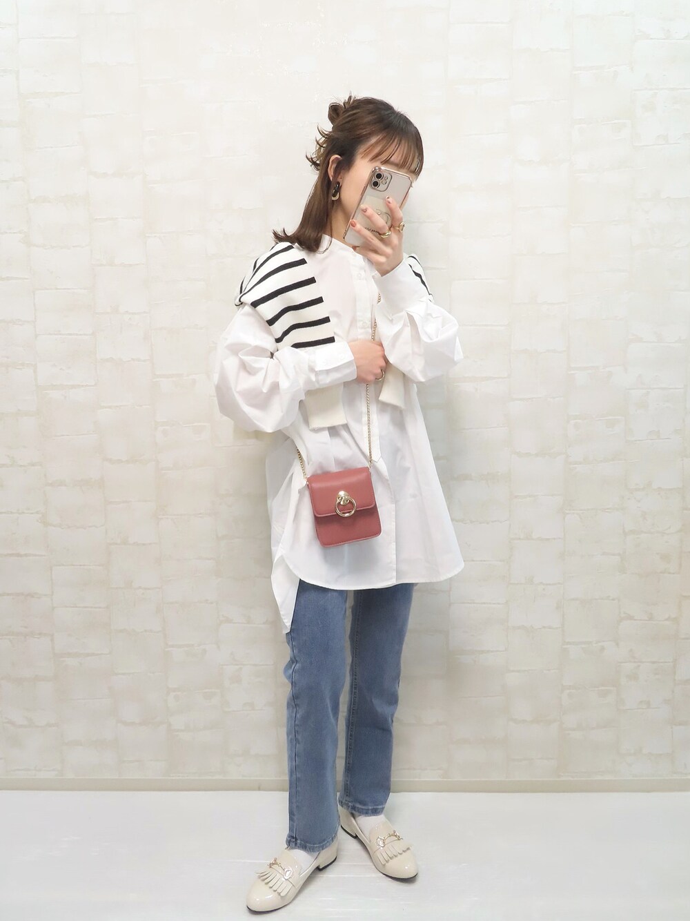 ホワイト系のシャツ/ブラウス、ホワイト系のカーディガン/ボレロ、ブルー系のデニムパンツを着用したレディースの春コーディネートの1枚目の写真