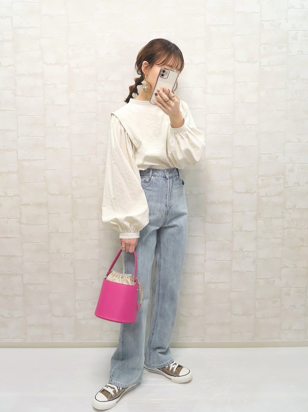 ホワイト系のシャツ/ブラウス、ピンク系のショルダーバッグ、ブラウン系のスニーカーを着用したレディースの冬コーディネートの1枚目の写真