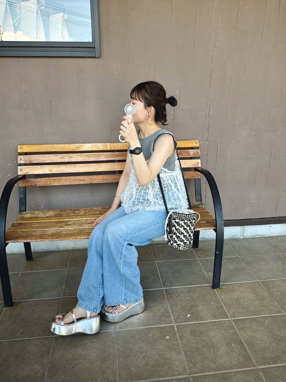 「レイヤードスタイル、スポーツミックス、プチプラ、夏コーデ、アツいコーデ全部見せ、ノースリーブ、サンダル、フリル、かごバッグ、リネン、デニム、ショルダーバッグ、オトナカワイイ、ビスチェ、CENE」｜「CENEの【CENE】セネ/ボールフックリング（リング、シルバー系）」を使った、chicchimoさん（骨格ナチュラル・レディース・152cm）の夏コーディネートの1枚目の写真
