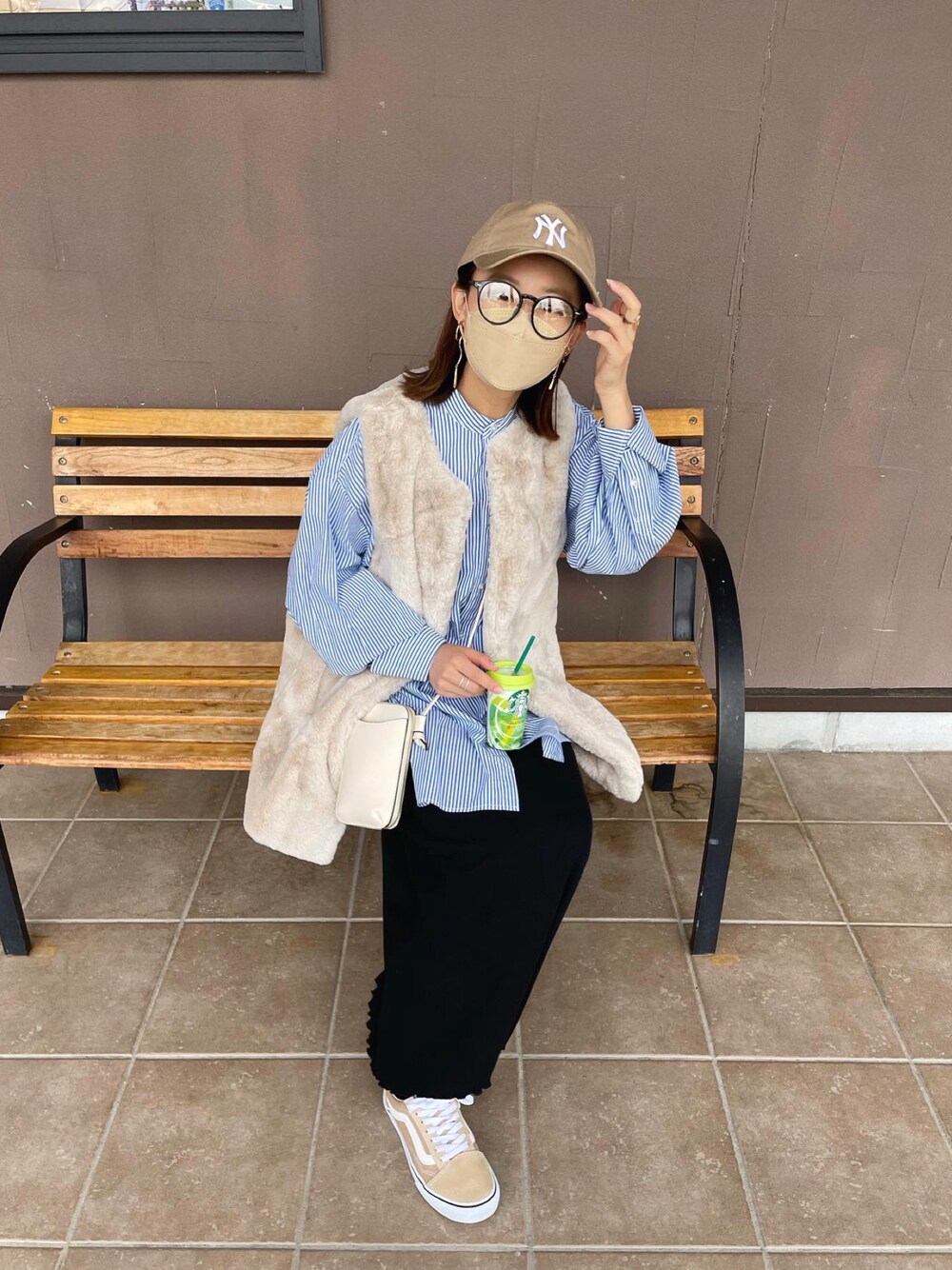 「シャツスタイル、SENSE OF PLACE by URBAN RESEAR、ファーベスト、ベスト、レイヤードスタイル、ストライプシャツ、キャップ、カラーコーデ、秋服準備はじめました、休日スタイル、大人カジュアル、韓国ファッション、ショルダーバッグ、プチプラ、古着MIX」｜「DISCOATのファーベスト（ベスト、グレー系）」を使った、chicchimoさん（レディース・152cm）の秋コーディネートの1枚目の写真