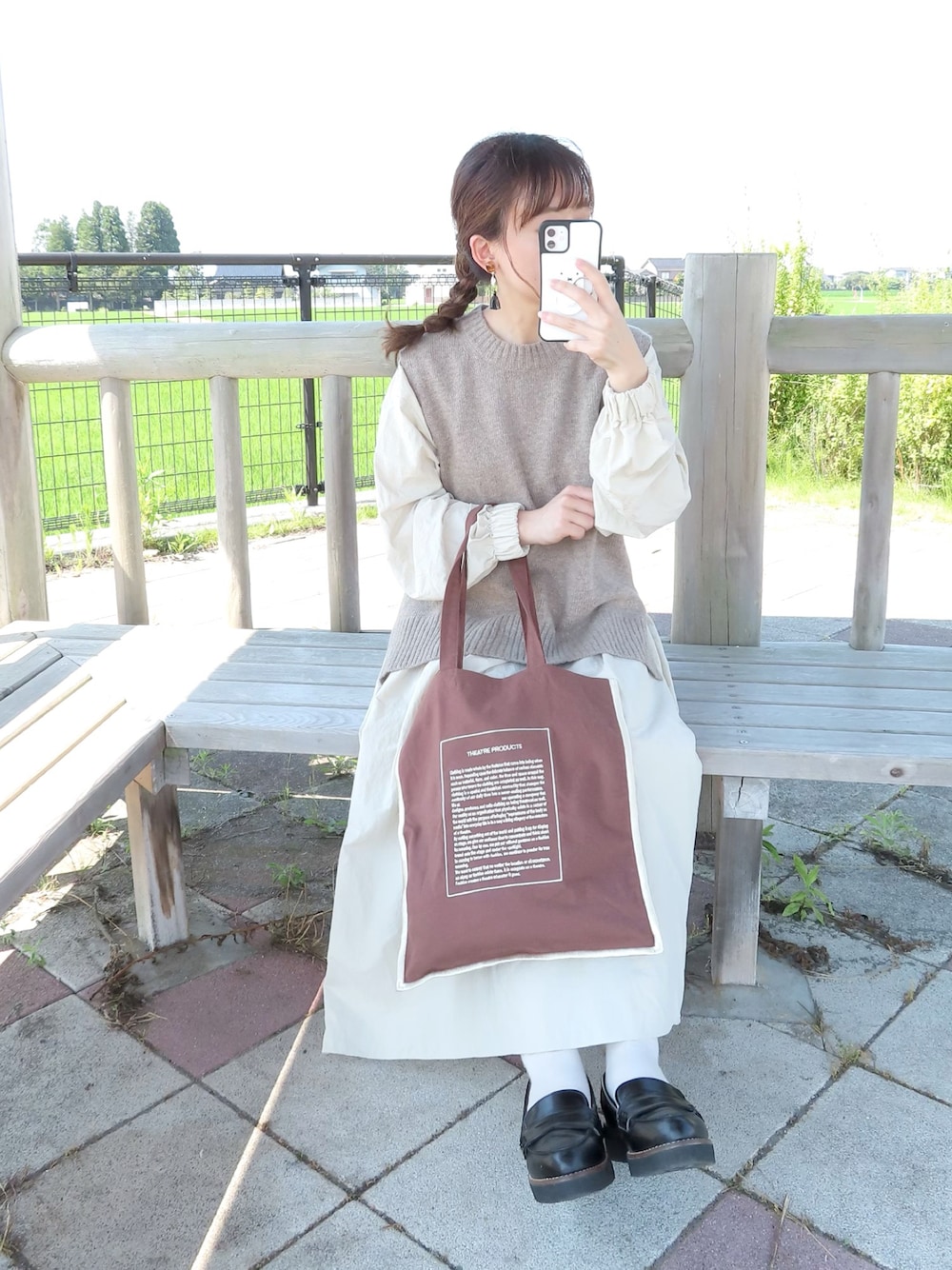 ブラウン系のトートバッグ、ベージュ系のトートバッグ、ベージュ系のワンピースを着用したレディースの夏コーディネートの1枚目の写真