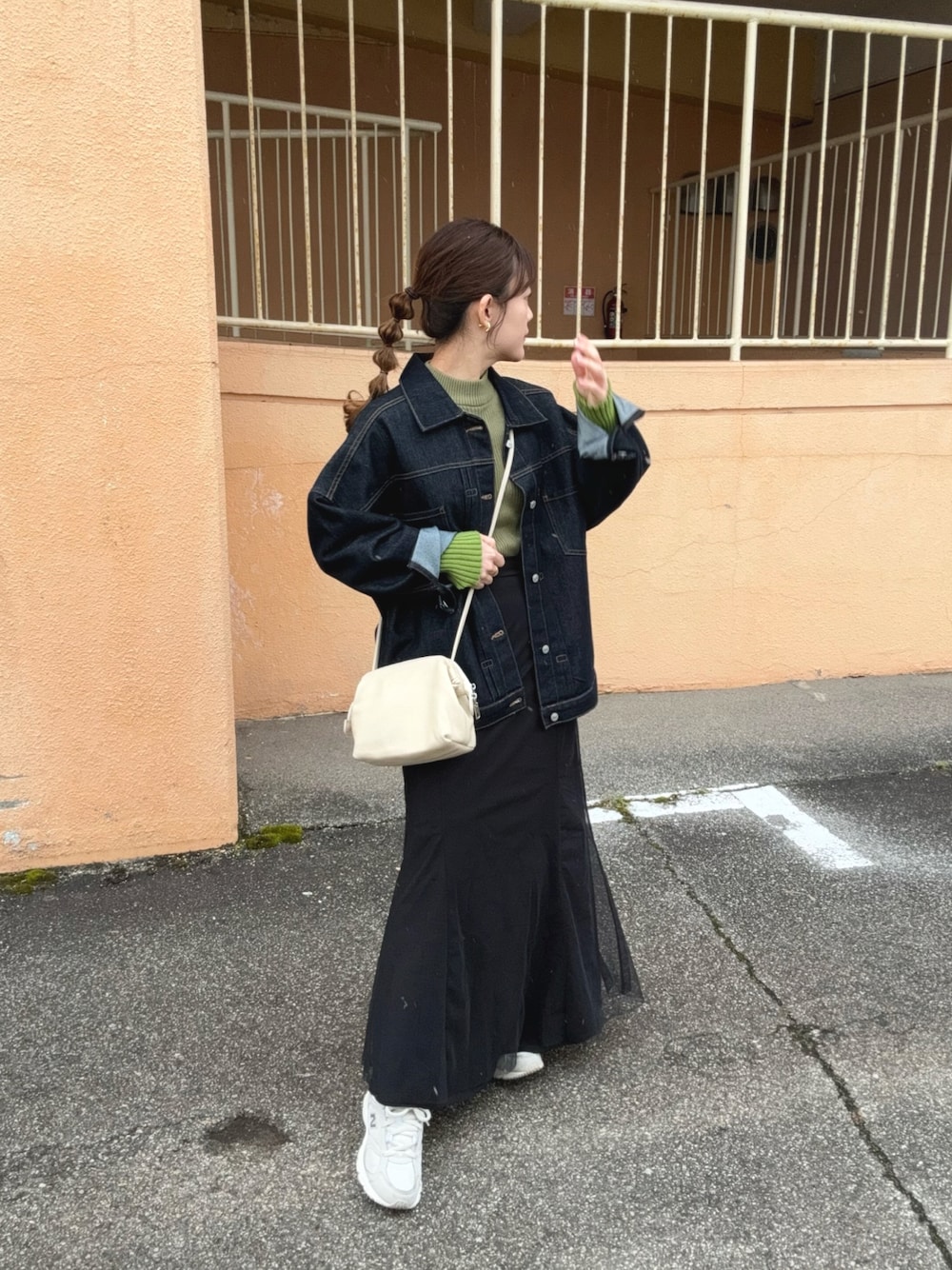 「プチプラ、春色、デニム、デニムジャケット、チュールスカート、グリーン、スニーカー、休日スタイル、お出かけコーデ、ショルダーバッグ、春カラー、低身長コーデ、大人ファッション、スカートスタイル、春コーデ」｜「BONLECILLのルーズデニムジャケット/Gジャン（デニムジャケット、ブルー系）」を使った、chicchimoさん（レディース・152cm）の春コーディネートの1枚目の写真