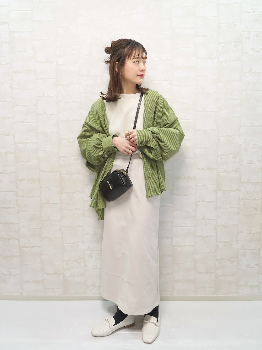 グリーン系のシャツ/ブラウス、ホワイト系のTシャツ/カットソー、ホワイト系のスカートを着用したレディースの春コーディネートの1枚目の写真