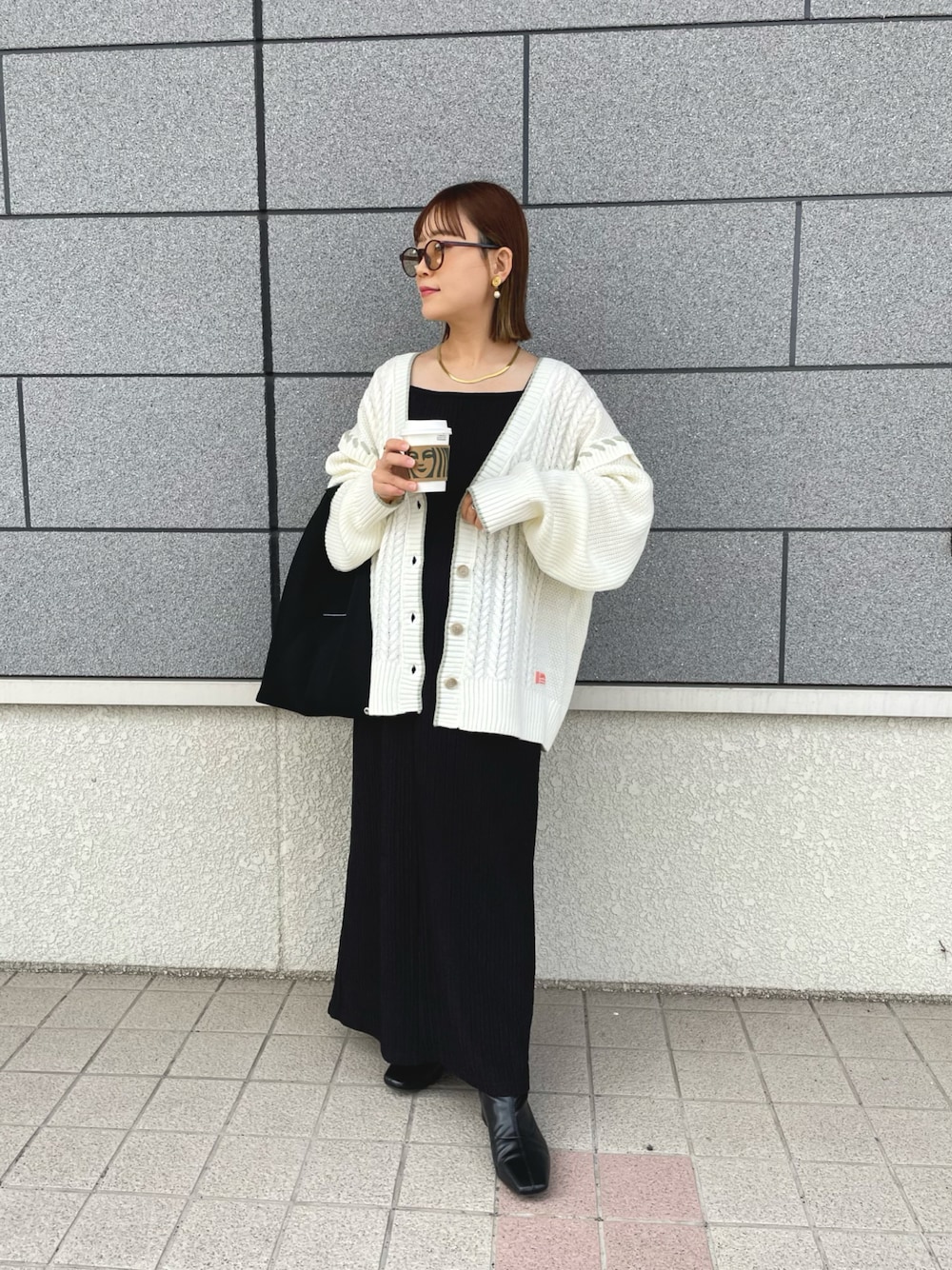 「休日スタイル、モノトーンコーデ、ワンピース、キャミワンピ、カーディガン、ブーツ、ストリート、ニット、きれいめカジュアル、メガネ女子、お出かけコーデ、秋服準備はじめました、レイヤードスタイル、シンプル、カジュアルコーデ」｜「Javaの《JAVAジャバ 別注》即、お洒落上級者。2wayビッグハンドステッチカーディガン（カーディガン/ボレロ、ホワイト系）」を使った、chicchimoさん（骨格ナチュラル・レディース・152cm）の秋コーディネートの1枚目の写真
