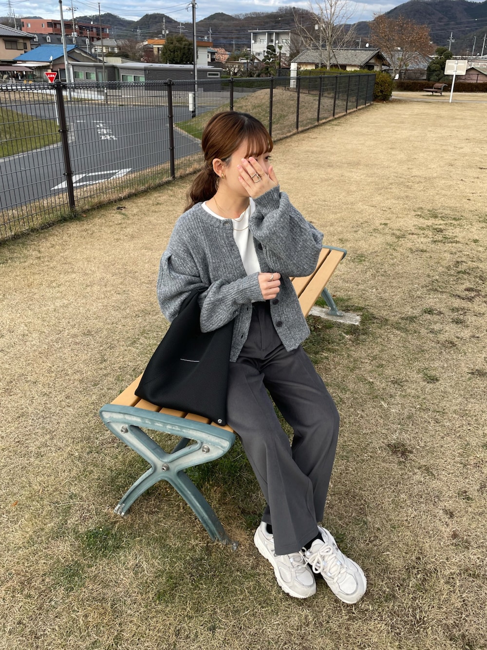 「休日スタイル、モノトーン、カーディガン、ニット、カジュアルコーデ、冬コーデ、レイヤードスタイル、きれいめカジュアル、プチプラ、お出かけコーデ、パンツスタイル、スニーカー、ストリート、ニューバランス、ブラックコーデ」｜「forksy.の【forksy.】モヘアタッチミックスニットショート丈ボリュームスリーブカーディガン（カーディガン/ボレロ、グレー系）」を使った、chicchimoさん（骨格ナチュラル・レディース・152cm）の冬コーディネートの1枚目の写真