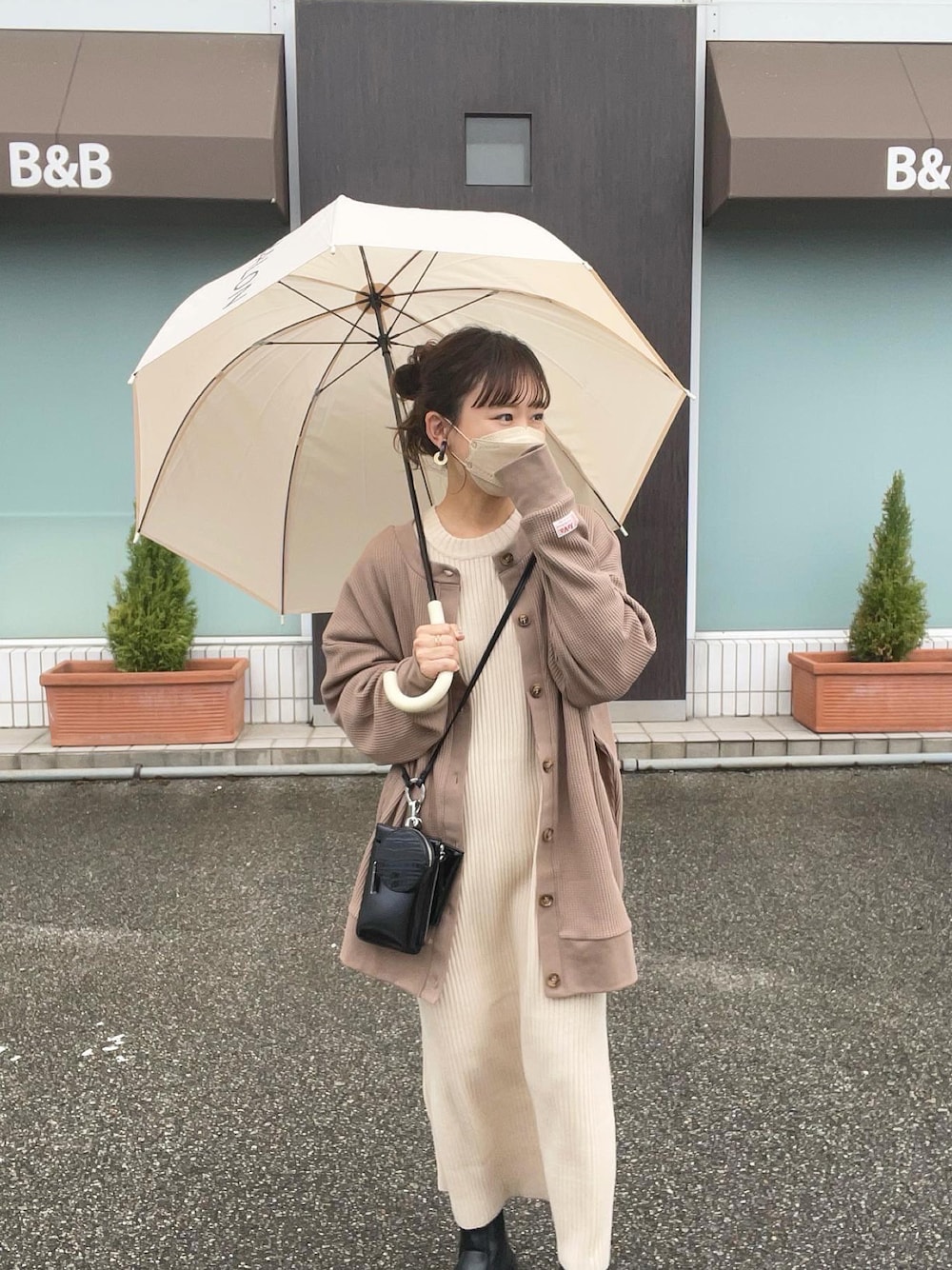 「雨の日コーデ、ワントーンコーデ、淡色コーデ、プチプラ、ショルダーバッグ、ロングワンピース、ブーツ、韓国ファッション、ビッグシルエット、ベージュ、カーディガン、秋コーデ、きれいめカジュアル、休日スタイル、ブーツコーデ」｜「Javaの《JaVaジャバ コラボ》ワッフル素材でリラックス気分。2way楽しめるカーディガン。（カーディガン/ボレロ、ブラウン系）」を使った、chicchimoさん（レディース・152cm）の秋コーディネートの1枚目の写真