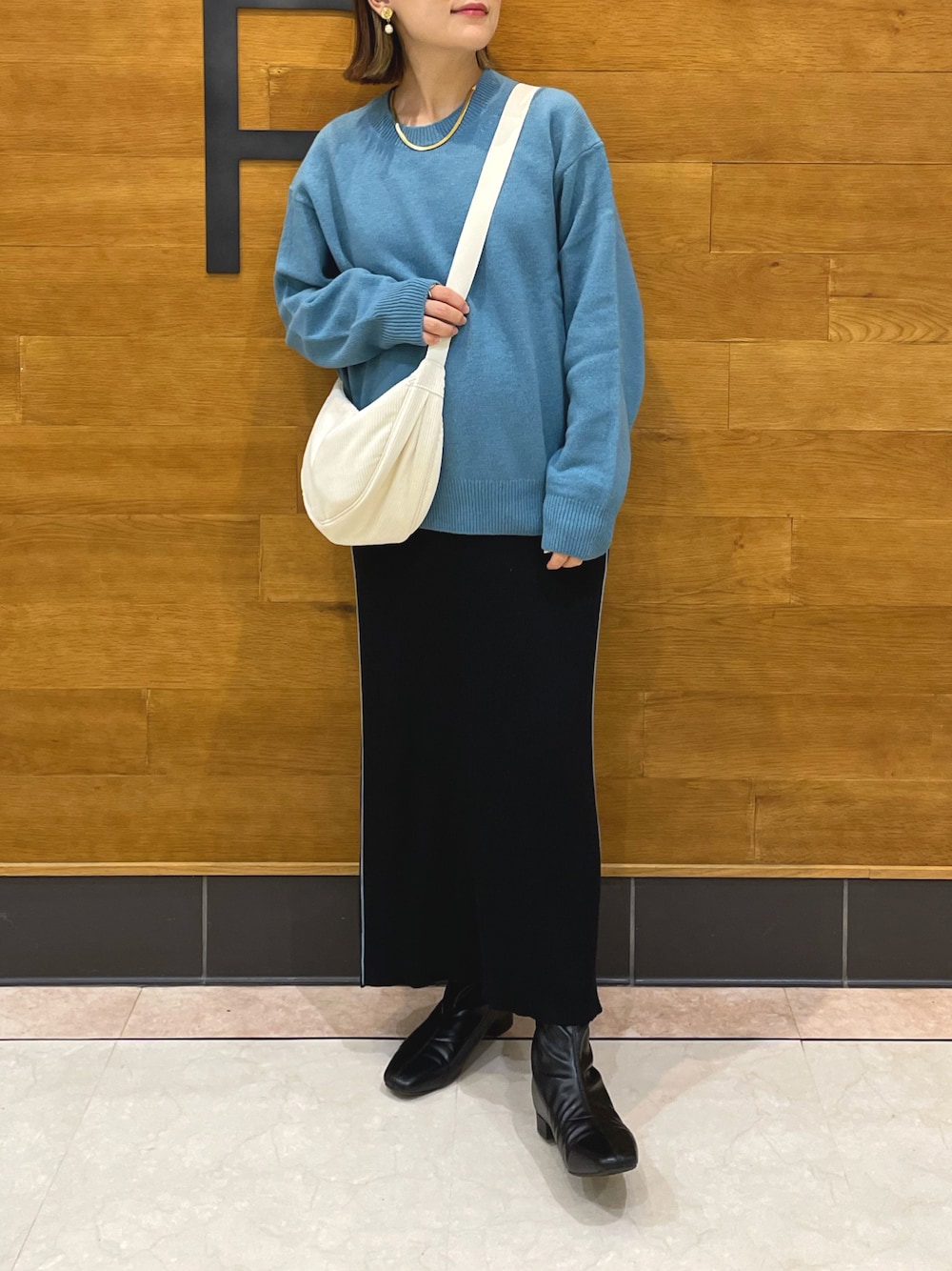 「秋服準備はじめました、秋コーデ、プチプラ、ショルダーバッグ、ロングスカート、ブーツ、お出かけコーデ、休日スタイル、ブルー、大人カジュアル、ニット、秋服まるっと大公開、カラー×コーデ、きれいめカジュアル、シンプルスタイル」｜「UNIQLOのアイテム（ニット/セーター、ブルー系）」を使った、chicchimoさん（骨格ナチュラル・レディース・152cm）の秋コーディネートの1枚目の写真