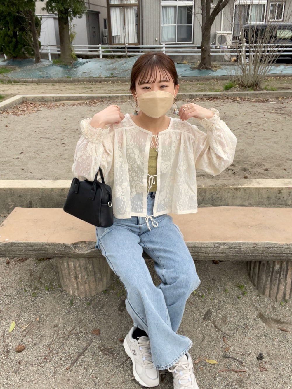 「Crisp、春服みてみて、休日スタイル、白スニーカー、春コーデ、ボリューム袖、パステル映える春、きれいめカジュアル、淡色コーデ、韓国ファッション、デニム、カラー×コーデ、春色、骨格ナチュラル、お花見コーデ」｜「Crispのフラワーレースショートブラウス（シャツ/ブラウス、ホワイト系）」を使った、chicchimoさん（骨格ナチュラル・レディース・152cm）の春コーディネートの1枚目の写真