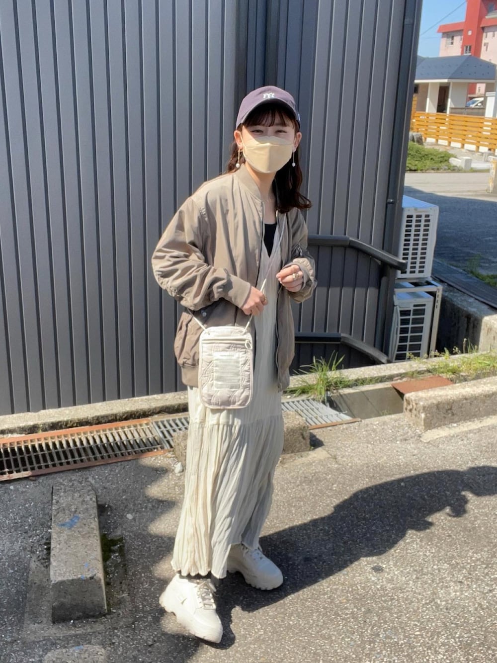 「休日スタイル、MA-1、ロングワンピース、シアー、レイヤードスタイル、キャップ、白スニーカー、春コーデ、春服みてみて、ショルダーバッグ、ボリューム袖、ベージュ、韓国ファッション、キャミワンピ、古着MIX」｜「URBAN RESEARCH Sonny LabelのリバーシブルMA-1ブルゾン（MA-1、ベージュ系）」を使った、chicchimoさん（骨格ナチュラル・レディース・152cm）の春コーディネートの1枚目の写真