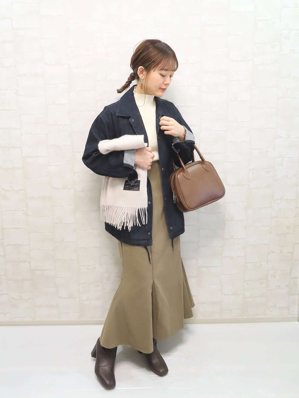 「今日のコスメと服、デニムジャケット、春先取り、タートルネック、マフラーぐるぐる、私の推しブランド、タックイン、きれいめカジュアル、プチプラ、あったかコーデ、ボストンバッグ、マーメイドスカート、オーバーサイズ、ビッグシルエット、ブーツ」｜「GUのアイテム（デニムジャケット、ブルー系）」を使った、chicchimoさん（レディース・152cm）の冬コーディネートの1枚目の写真
