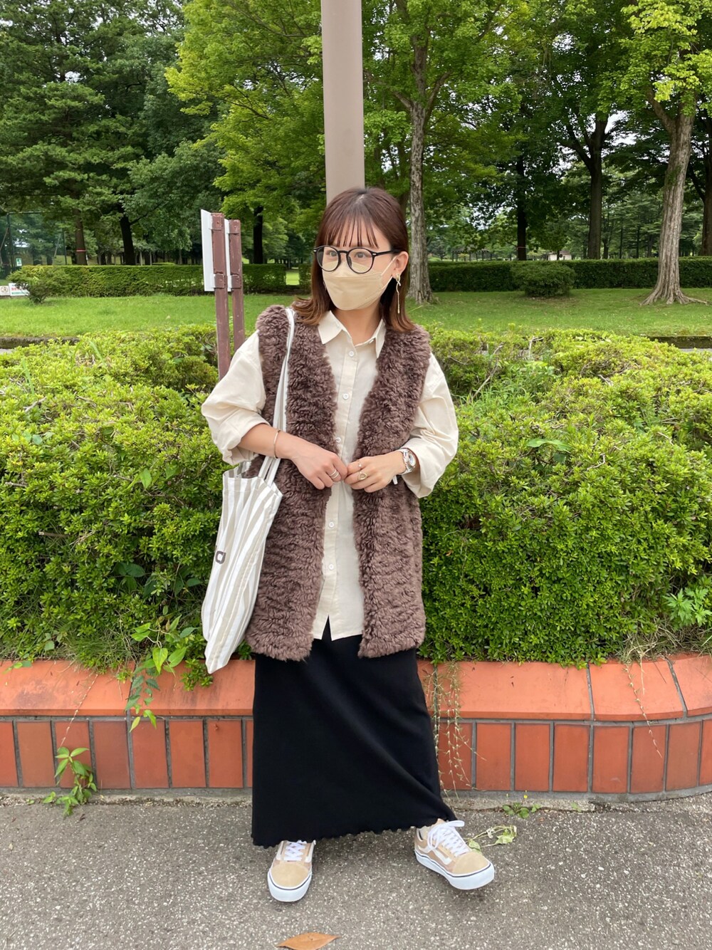 ホワイト系のシャツ/ブラウス、ブラウン系のその他アウター、ブラック系のワンピースを着用したレディースの夏コーディネートの1枚目の写真