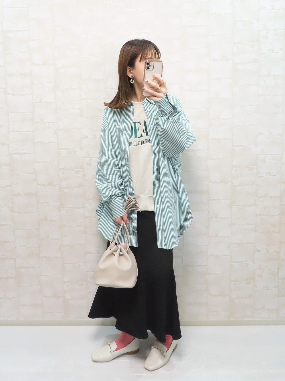 ホワイト系のローファー、グリーン系のシャツ/ブラウス、その他のスウェットを着用したレディースの春コーディネートの1枚目の写真