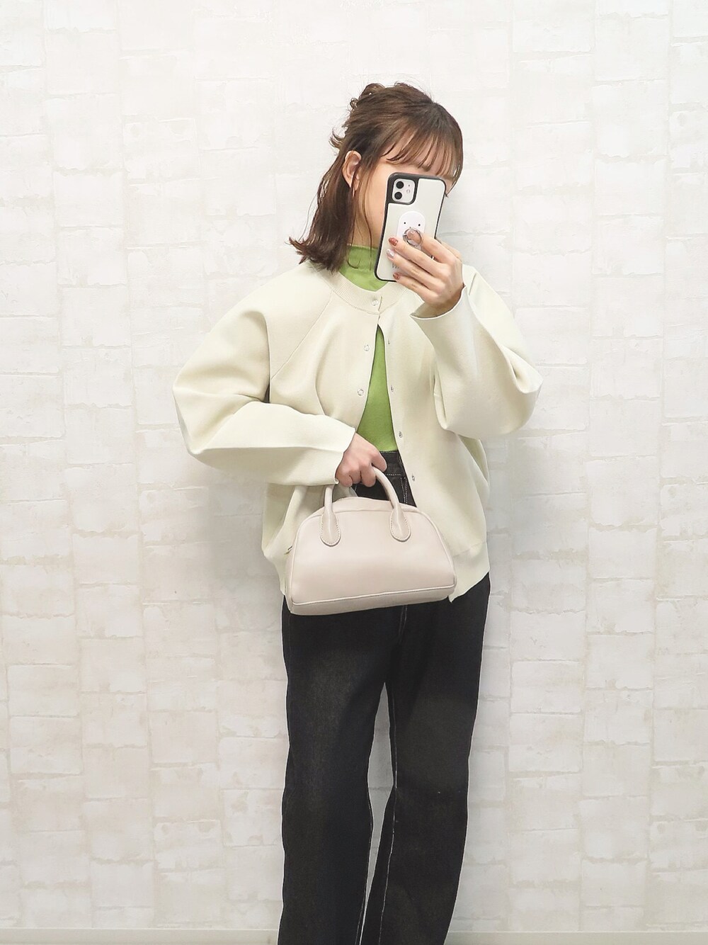 ベージュ系のニット/セーター、グリーン系のニット/セーター、ブラック系のデニムパンツを着用したレディースの冬コーディネートの1枚目の写真