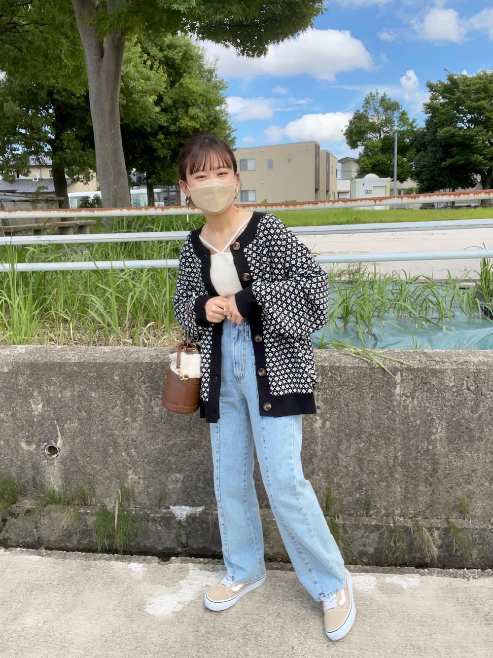 「カーディガン、デニム、ハイウエスト、プチプラ、古着MIX、休日スタイル、韓国ファッション、秋コーデ、スニーカー、ハンドバッグ、ビッグシルエット、大人カジュアル、お出かけコーデ、シンプルコーデ、オーバーサイズ」｜「classicalelfのレトロな気分がマストトレンド。2way配色ジャガードニットカーデ。（カーディガン/ボレロ、ブラック系）」を使った、chicchimoさん（レディース・152cm）の秋コーディネートの1枚目の写真