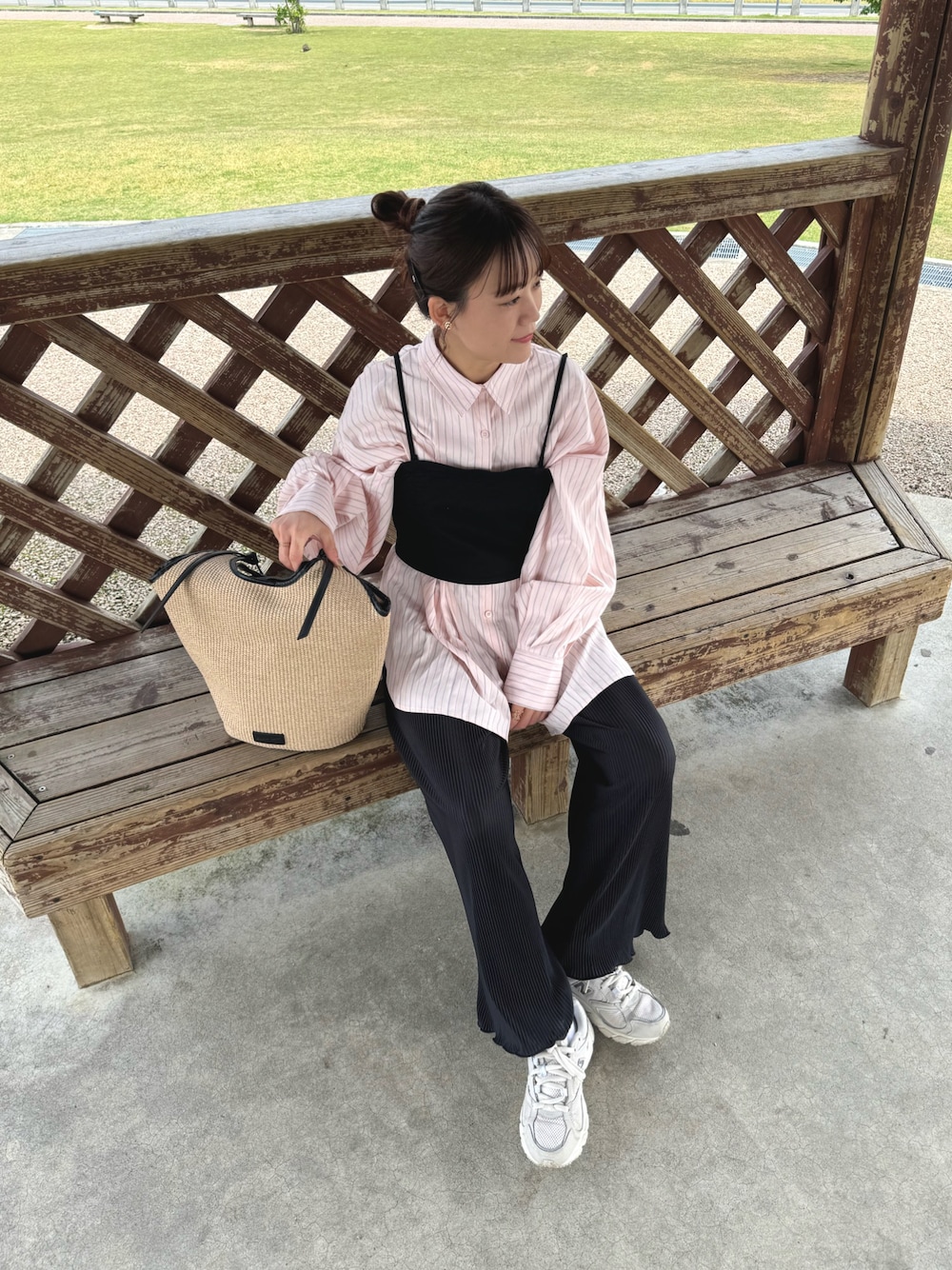 ピンク系のシャツ/ブラウス、ブラック系のその他パンツ、ブラック系のその他トップスを着用したレディースの春コーディネートの1枚目の写真