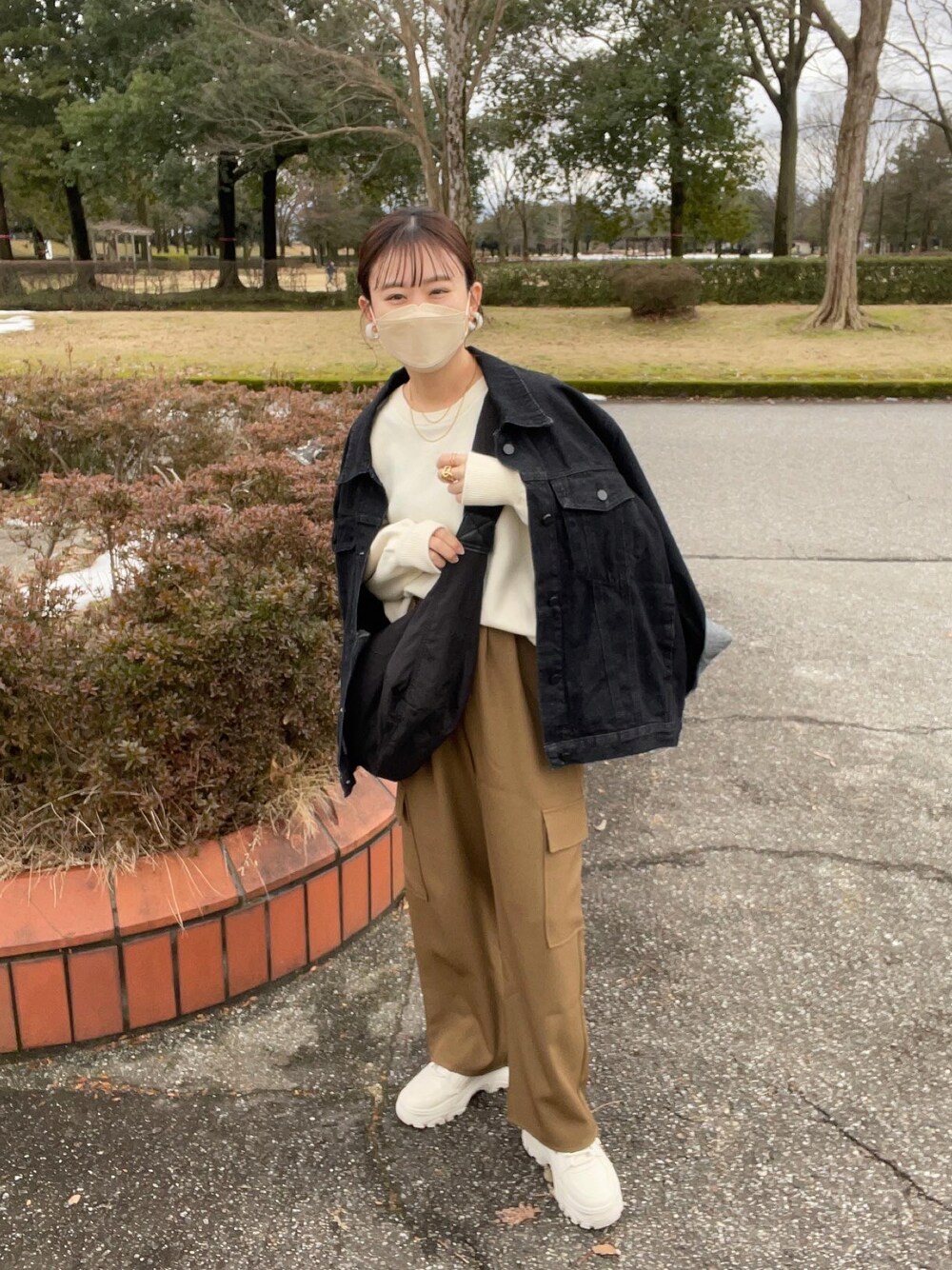 「デニム、デニムジャケット、カーゴパンツ、ショルダーバッグ、厚底シューズ、春コーデ、春先取り、スニーカー、スウェット、ほめられ本命コーデ、ニット、プチプラ、ジャケット、シンプルコーデ、パンツコーデ」｜「CIAOPANIC TYPYの□【新色追加】【OSORO】スウェットライクニット（ニット/セーター、ホワイト系）」を使った、chicchimoさん（骨格ナチュラル・レディース・152cm）の冬コーディネートの1枚目の写真