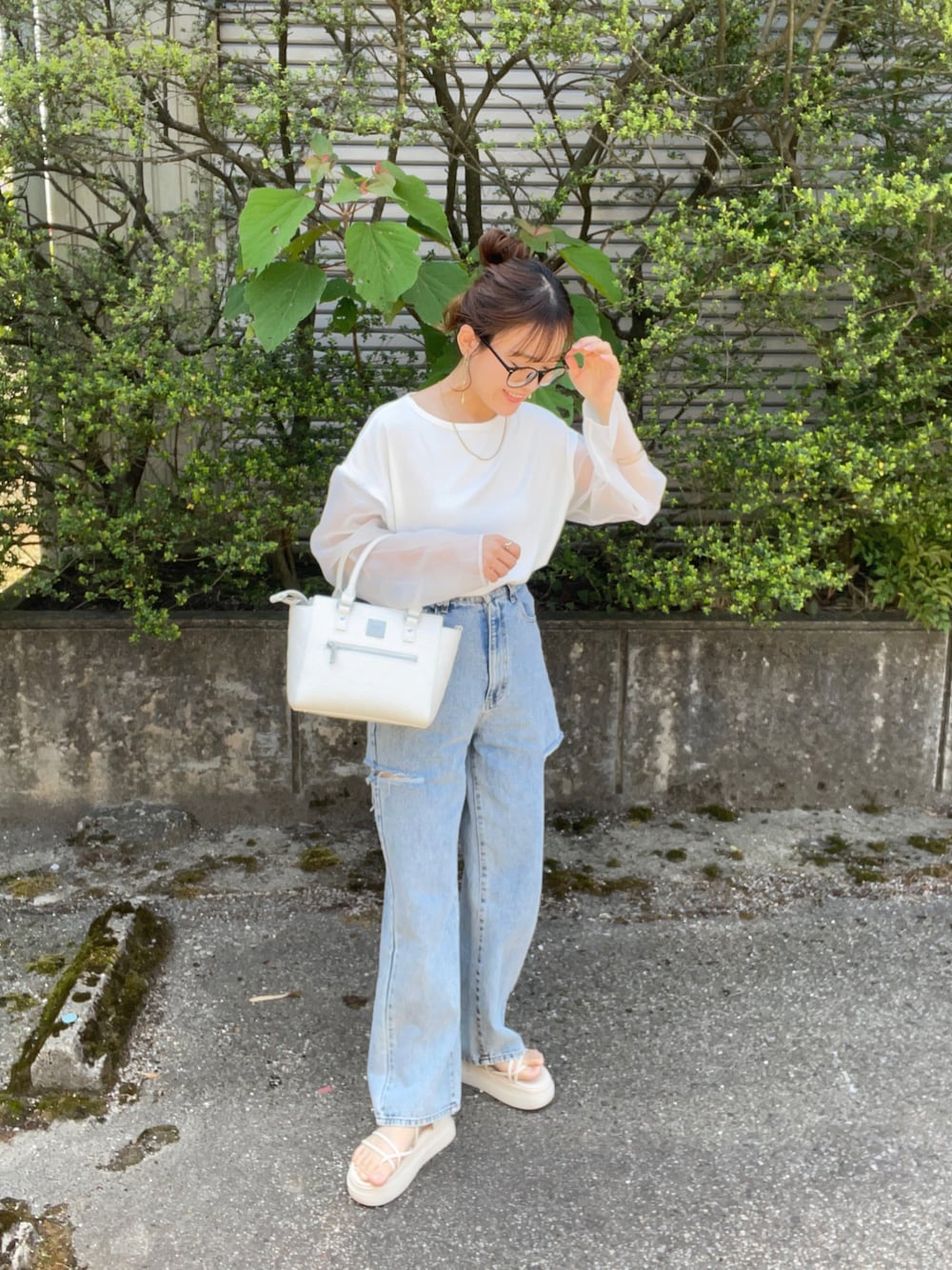 ホワイト系のハンドバッグ、ホワイト系のTシャツ/カットソー、その他のデニムパンツを着用したレディースの春コーディネートの1枚目の写真