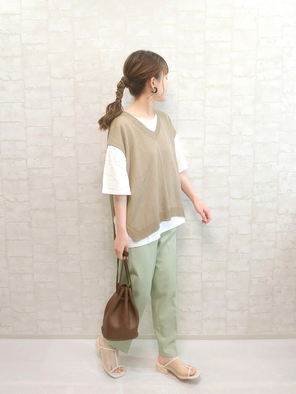グリーン系のその他パンツ、ブラウン系のベスト、ホワイト系のその他シューズを着用したレディースの夏コーディネートの1枚目の写真