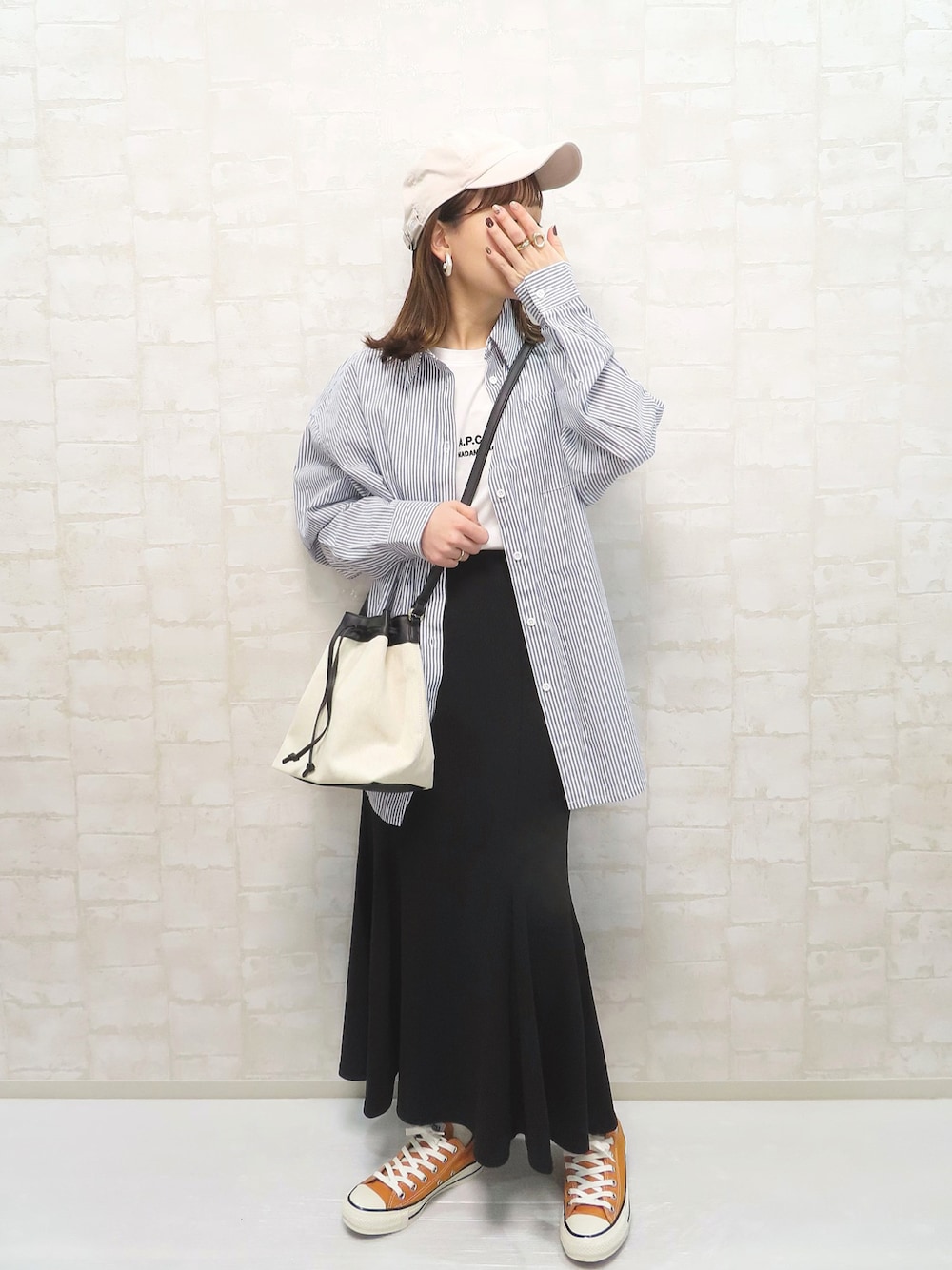 ブルー系のシャツ/ブラウス、ホワイト系のTシャツ/カットソー、ブラック系のスカートを着用したレディースの冬コーディネートの1枚目の写真
