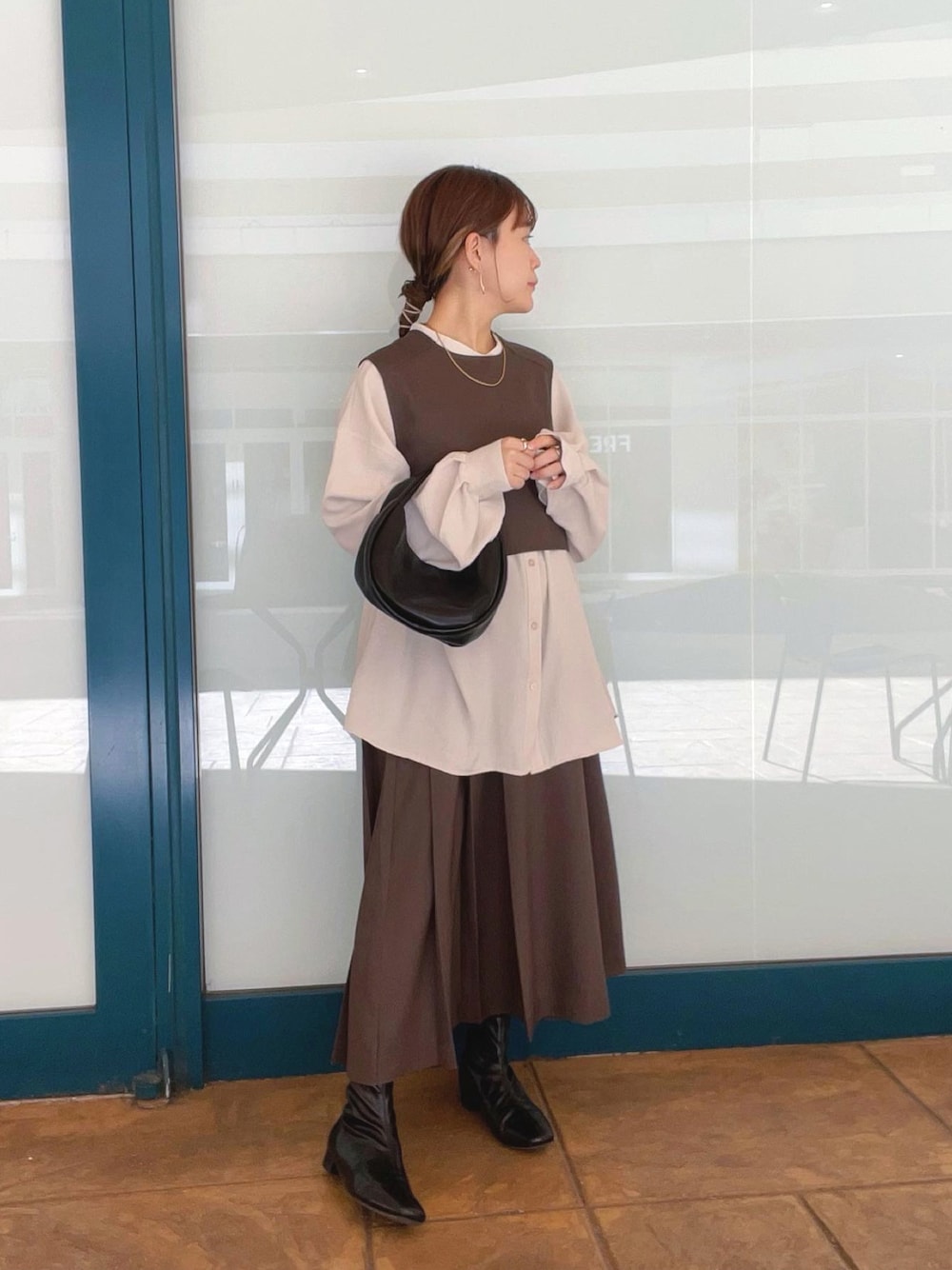 ブラウン系のワンピース、ホワイト系のシャツ/ブラウス、ブラック系のハンドバッグを着用したレディースの秋コーディネートの1枚目の写真