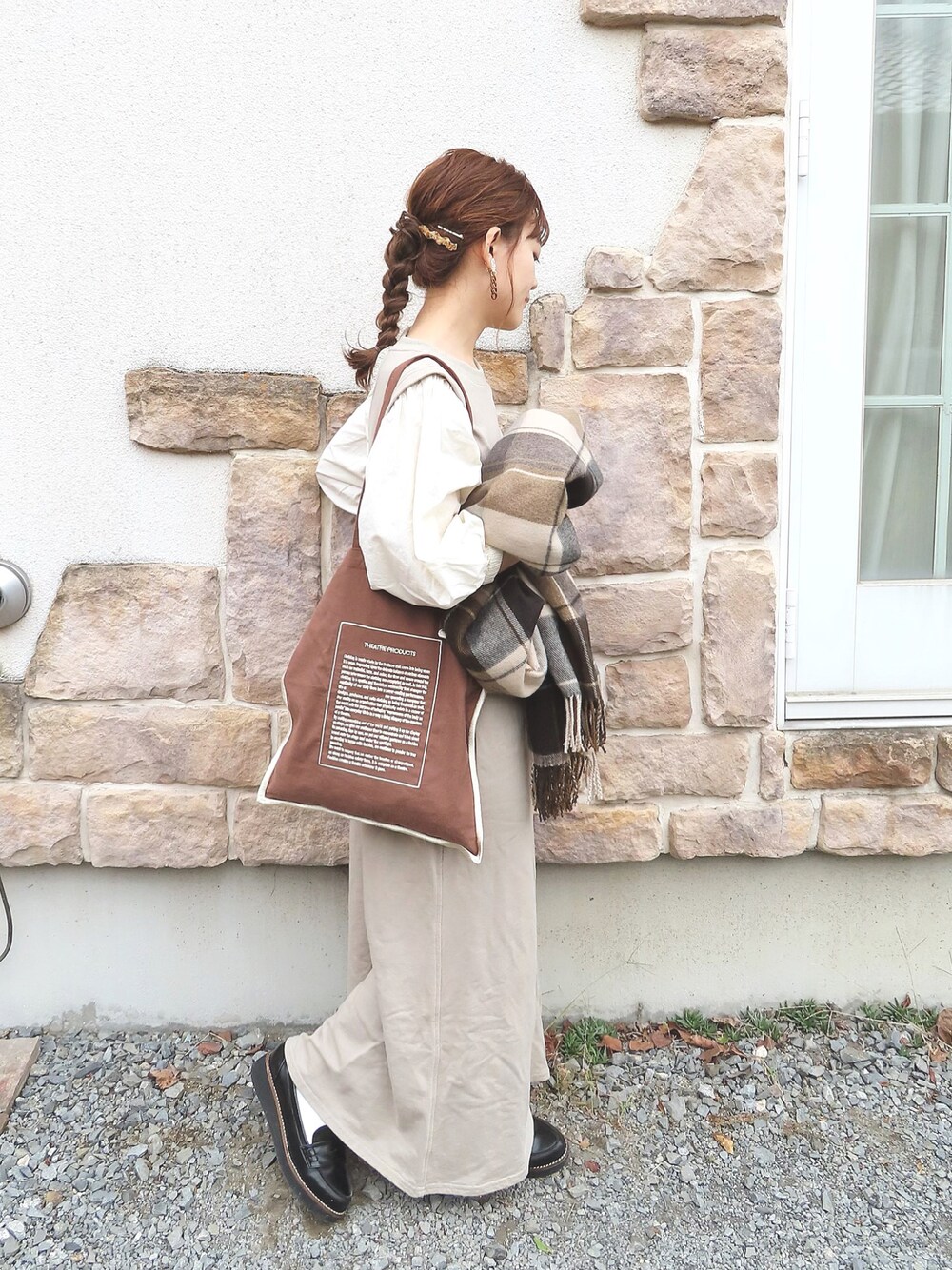 グリーン系のワンピース、ブラウン系のトートバッグ、ブラウン系のヘアピンを着用したレディースの秋コーディネートの1枚目の写真