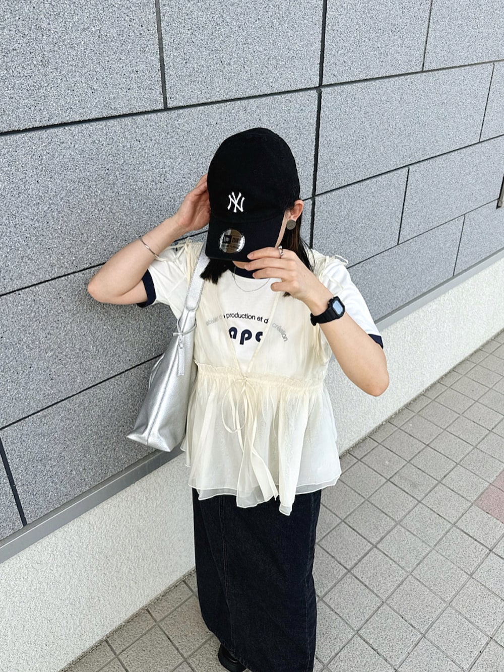 「ロゴT、ラグランTシャツ、シアートップス、ビスチェ、ベスト、レイヤードスタイル、デニム、韓国ファッション、テーマパークコーデ、夏コーデ、Tシャツコーデ、お出かけコーデ、休日スタイル、プチプラ、キャップ」｜「CENEの【CENE】セネ/リーフスライドチェーンネックレス（ネックレス、シルバー系）」を使った、chicchimoさん（骨格ナチュラル・レディース・152cm）の夏コーディネートの1枚目の写真