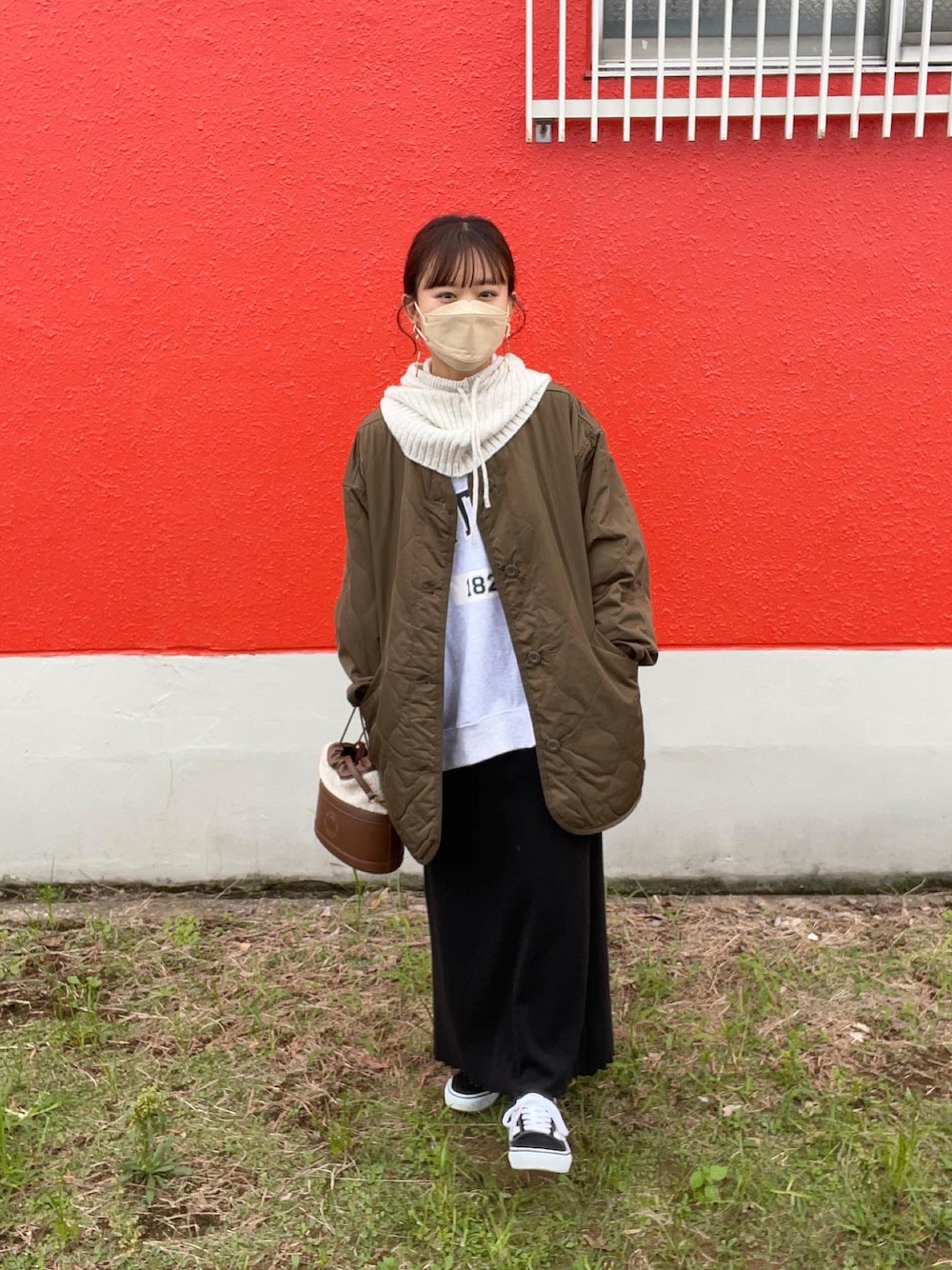 「バラクラバ、キルティングジャケット、ロゴスウェット、プチプラ、ビッグシルエット、秋冬コーデ、冬コーデ、古着MIX、ストリート、スニーカー、GRL、メンズライク、キャミワンピ、大人カジュアル、スウェット」｜「frames RAY CASSINのWEB限定 リブバラクラバ アームウォーマー別売り（ネックウォーマー/スヌード、ベージュ系）」を使った、chicchimoさん（骨格ナチュラル・レディース・152cm）の秋コーディネートの1枚目の写真