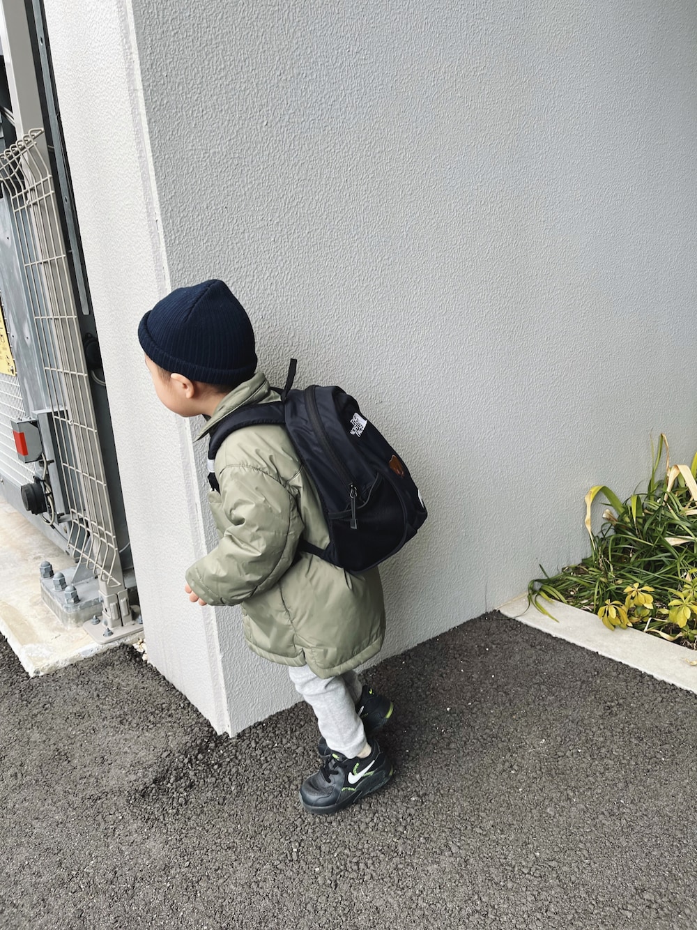 「キッズコーデ、男の子、2歳、オーバーサイズ、スニーカー、むすこーで、カジュアルコーデ、ニット帽、プチプラ、プチプラコーデ、THE NORTH FACE」｜「ZARAのアイテム（ブルゾン、グリーン系）」を使った、▷chibi◁さん（キッズ・80cm）の冬コーディネートの1枚目の写真