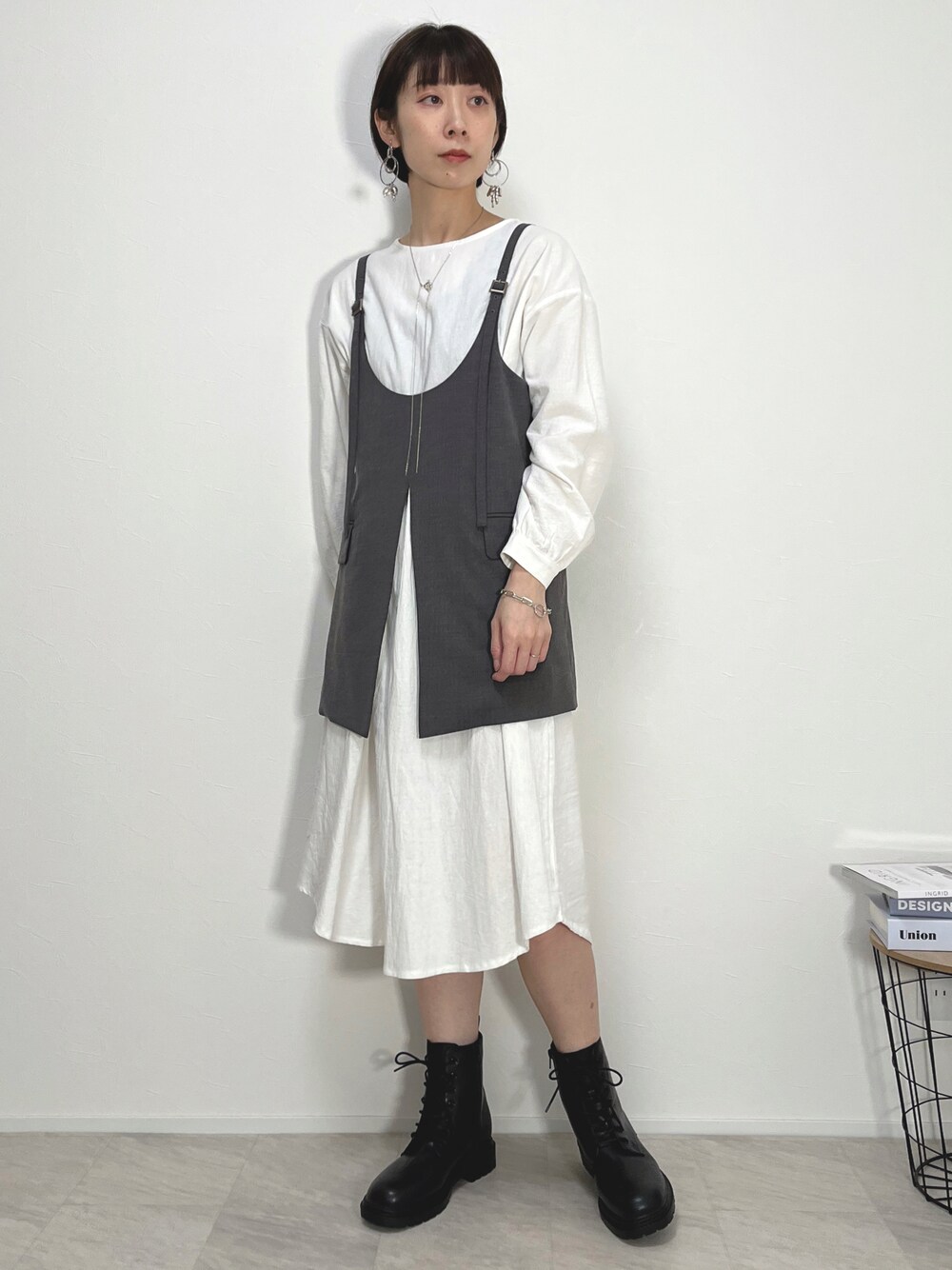 「春コーデ、レイヤードスタイル、ブーツ、レースアップブーツ、休日スタイル、韓国ファッション、モード、今日のコスメと服、ベスト」｜「MAQuillAGEのマキアージュ　ドラマティックリップティント（口紅/リップティント/グロス、ベージュ系）」を使った、Lilychouchouさん（レディース・163cm）の春コーディネートの1枚目の写真