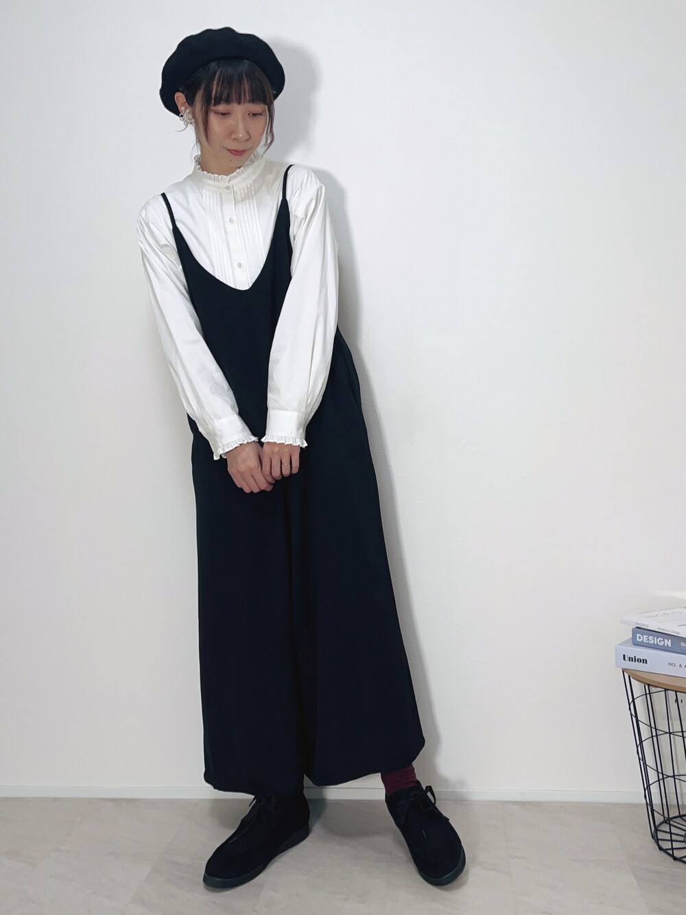 「重ね着ベストシーズン、モノトーン、大人カジュアル、ベレー帽、ブラウス、フリル、サロペット、モカシン、秋コーデ、レイヤードスタイル、シャツスタイル、きれいめカジュアル、休日スタイル、ハロウィン」｜「WEGOのWEGO/ウールベレー帽（ハンチング/ベレー帽、ブラック系）」を使った、Lilychouchouさん（レディース・163cm）の秋コーディネートの1枚目の写真