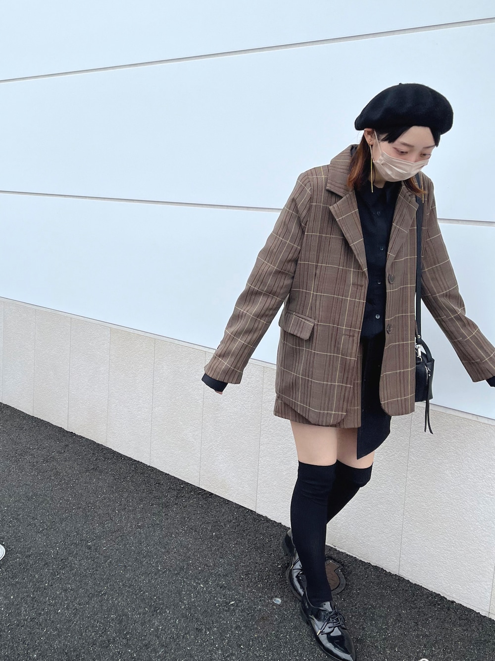 「休日スタイル、大人カジュアル、秋コーデ、セットアップ、ミニスカート、ジャケット、ベレー帽、レースアップシューズ、チェック柄に恋してる、チェック」｜「WEGOのWEGO/ウールベレー帽（ハンチング/ベレー帽、ブラック系）」を使った、Lilychouchouさん（レディース・163cm）の秋コーディネートの1枚目の写真