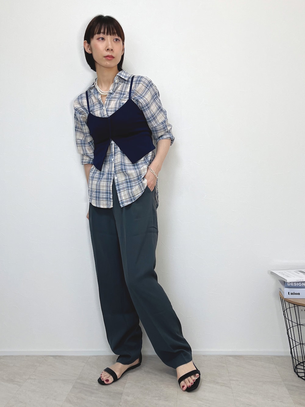 「このスタイルがお気に入り、今日のコスメと服、チェック、シャツスタイル、レイヤードスタイル、スラックス、カラーパンツ、ビスチェ、サンダル、夏コーデ、きれいめカジュアル、スクエアトゥ、大人カジュアル」｜「me+em selectの【５色展開 ／４サイズ 】２タックセンタープレスロングスラックス（スラックス、グレー系）」を使った、Lilychouchouさん（レディース・163cm）の夏コーディネートの1枚目の写真