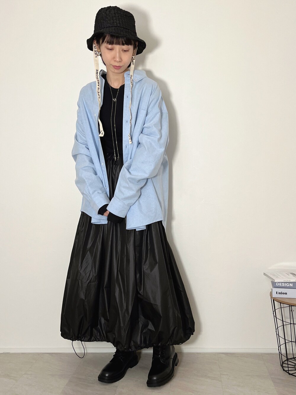 「春服デビュー宣言、シャツスタイル、レイヤードスタイル、ワンピース、ブーツ、レースアップブーツ、バケットハット、モード、休日スタイル、春コーデ、春カラー、パステル映える春、ビッグシルエット」｜「Desigualのリボン バケットハット（ハット、ブラック系）」を使った、Lilychouchouさん（レディース・163cm）の春コーディネートの1枚目の写真