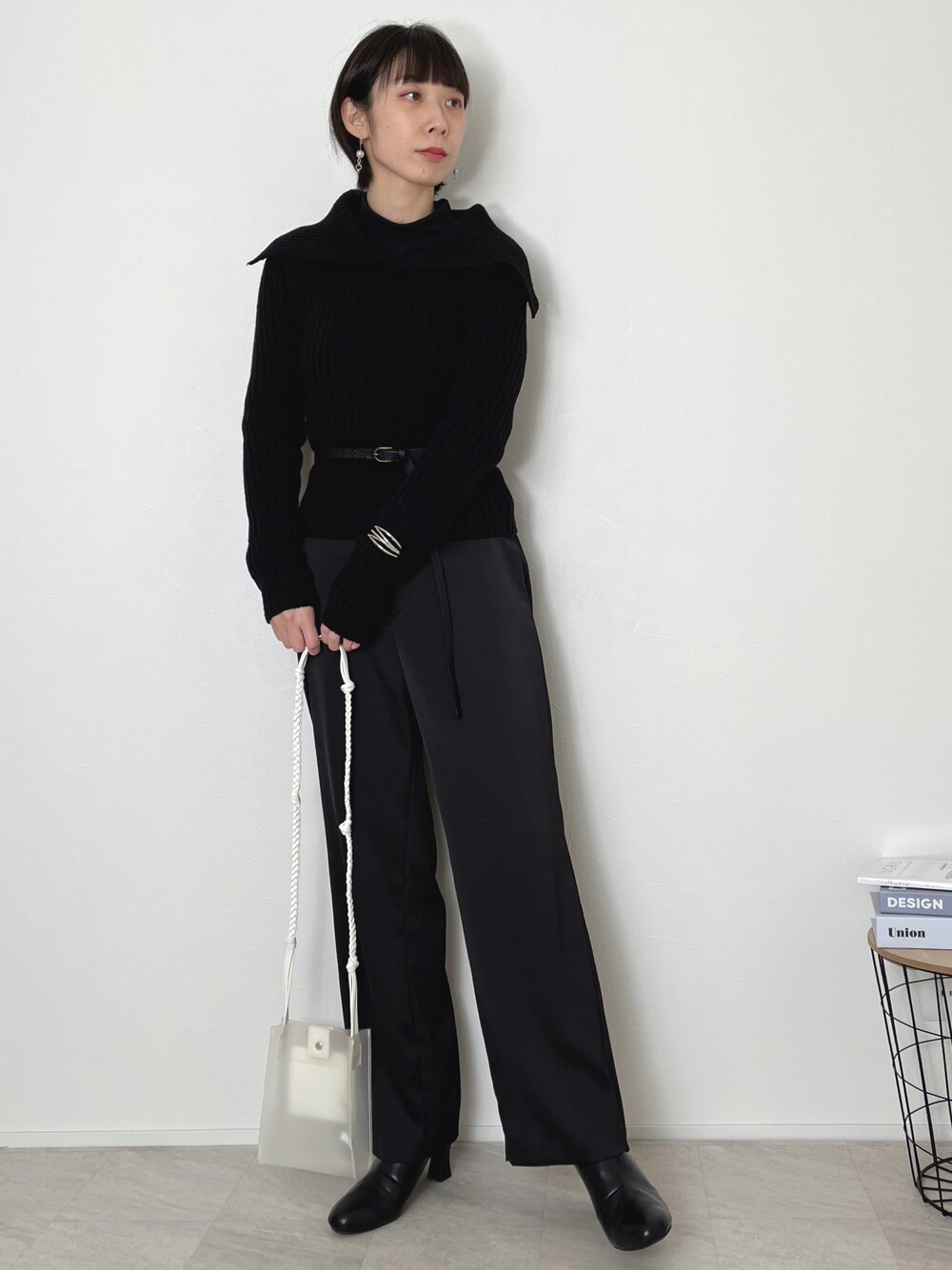 「ニット、オフショル、レイヤードスタイル、タートルネック、サテンパンツ、ショルダーバッグ、ブーツ、ショートブーツ、UNIQLO、ウエストマーク、シンプルスタイル、モード、オールブラック、モノトーン、ワントーンコーデ」｜「by muni:rのオフショルダーリブカラーニット（ニット/セーター、ブラック系）」を使った、Lilychouchouさん（レディース・163cm）の冬コーディネートの1枚目の写真