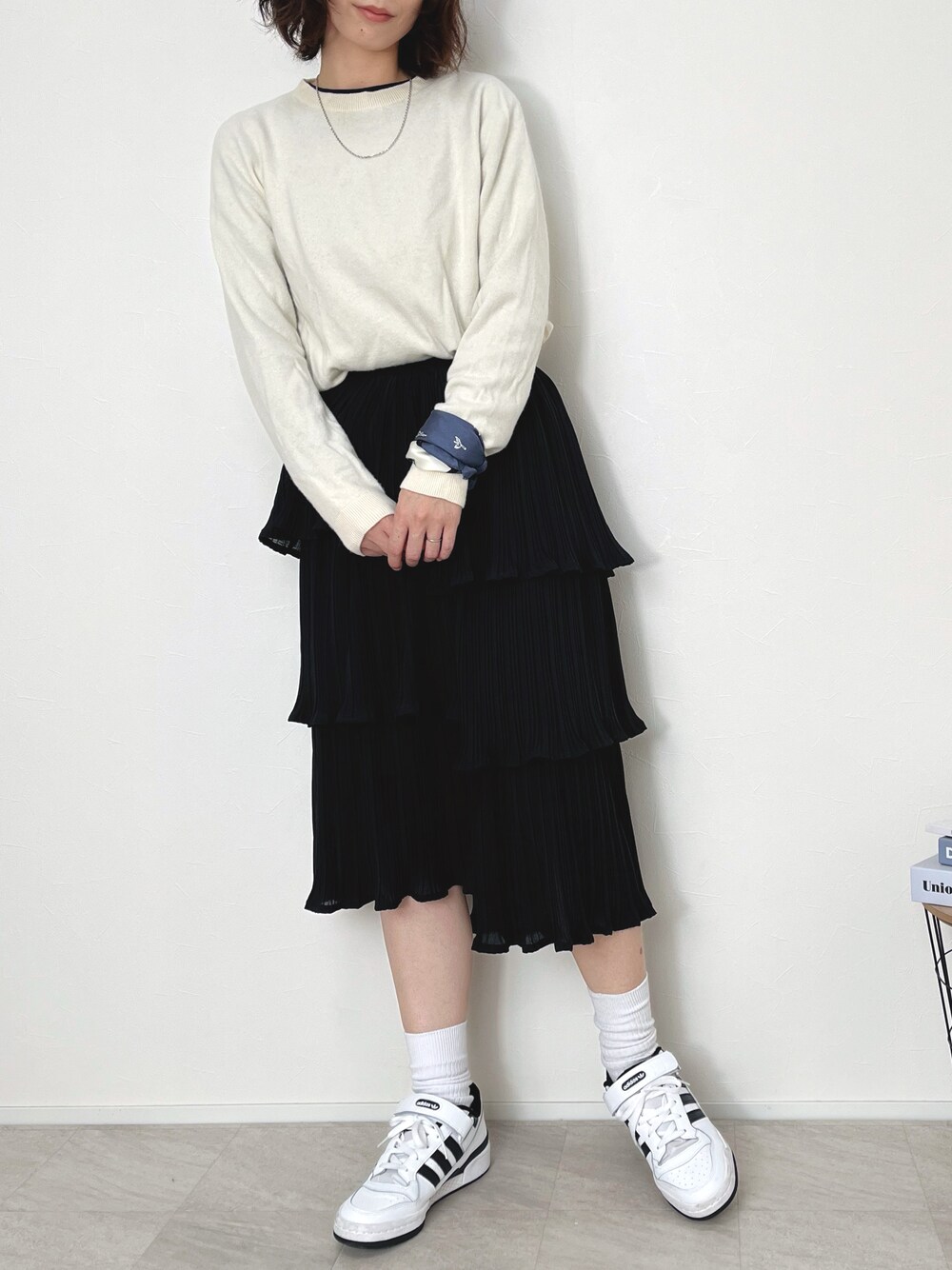 「秋コーデ、タックイン、ティアードスカート、ロングスカート、モノトーン、スカーフ、ニット、スニーカー、きれいめカジュアル、休日スタイル、大人カジュアル、adidas」｜「clearのﾃｨｱｰﾄﾞﾌﾟﾘｰﾂｽｶｰﾄ ≪STAY MOTION≫（スカート、ブラック系）」を使った、Lilychouchouさん（レディース・163cm）の秋コーディネートの1枚目の写真