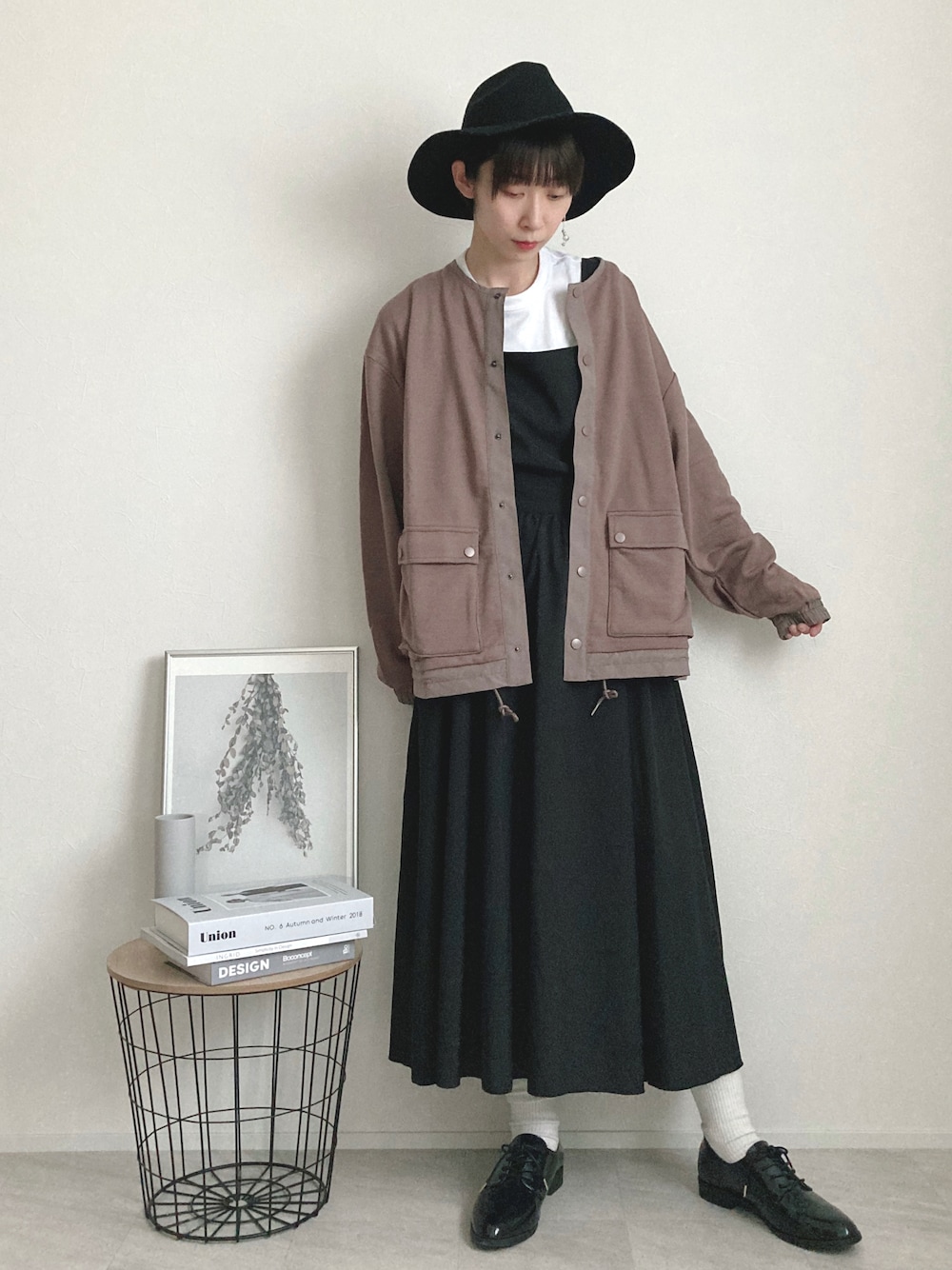 「wearhalloween2021、カーディガン、サロペット、レイヤードスタイル、レースアップシューズ、秋コーデ、白Tシャツ、UNIQLO、大人カジュアル」｜「UNIQLOのクルーネックT（半袖）（Tシャツ/カットソー、ホワイト系）」を使った、Lilychouchouさん（レディース・163cm）の秋コーディネートの1枚目の写真