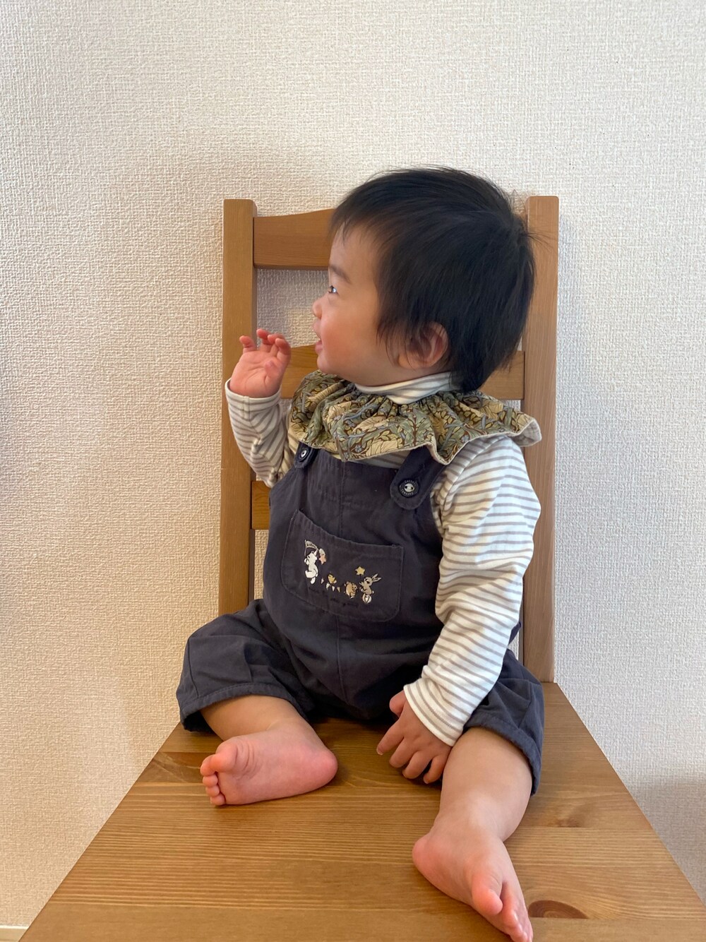 「バースデイ、カジュアル、秋コーデ、プチプラミックス、韓国子供服、むすこーで、赤ちゃんコーデ、バースデイコーデ、ウィリアム・モリス、スタイ、０歳」｜「Birthdayのアイテム（サロペット/オーバーオール、ブルー系）」を使った、ayatoさん（キッズ・70cm）の秋コーディネートの1枚目の写真