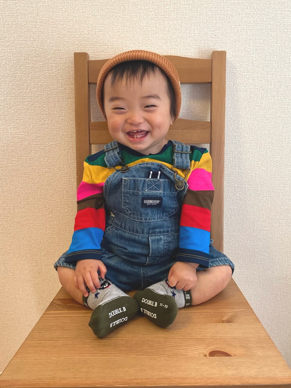 「秋冬コーデ、キッズファッション、カジュアルコーデ、デニム、男の子ベビー、ベビーコーデ、GAPbaby、ZARA KIDS、デニムサロペット、OSHKOSH B'GOSH、OSHKOSH、０歳、0歳10ヶ月」｜「ZARA KIDSのアイテム（ニットキャップ/ビーニー、オレンジ系）」を使った、ayatoさん（キッズ・70cm）の秋コーディネートの1枚目の写真