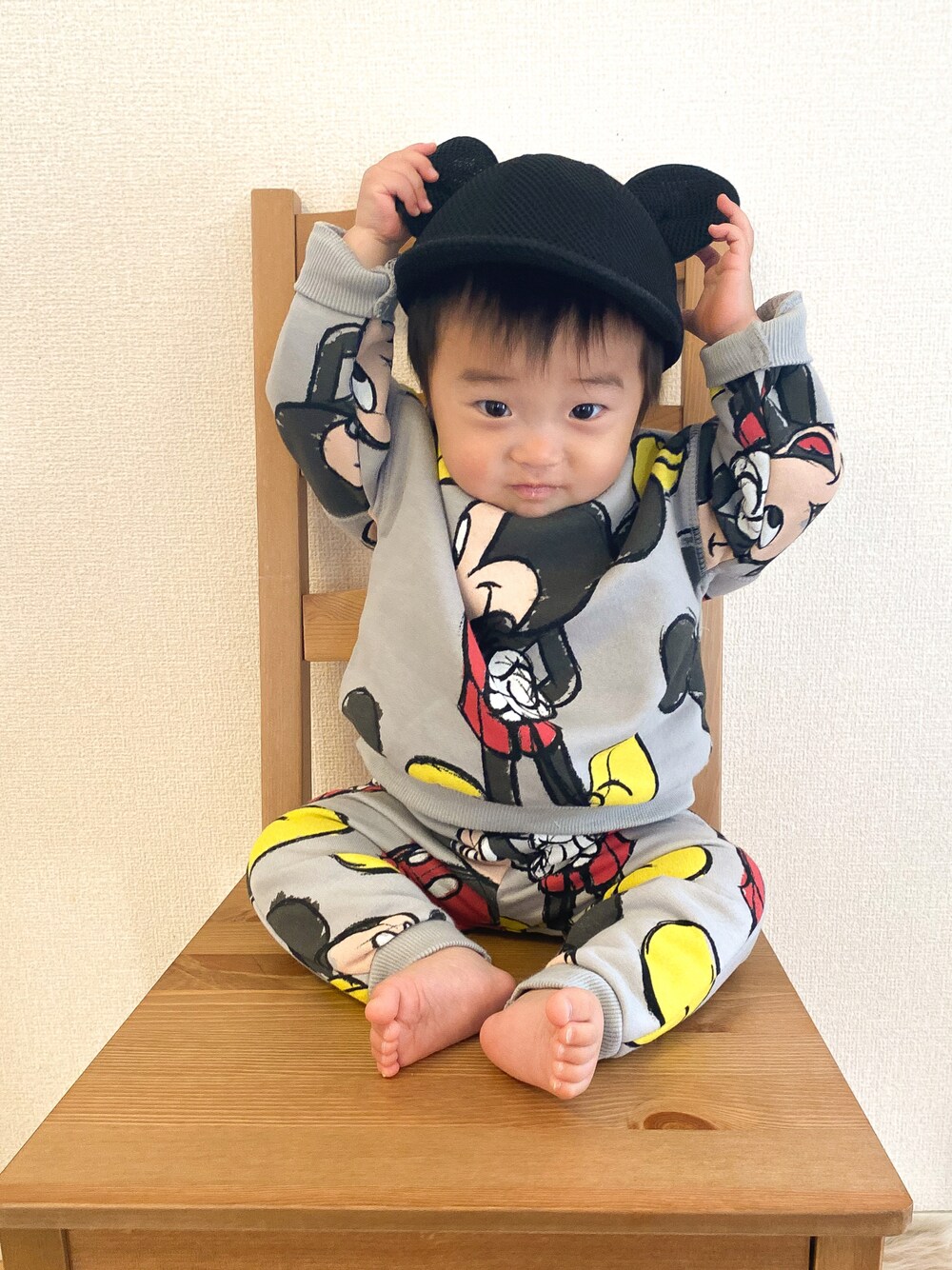 「秋コーデ、カジュアルコーデ、秋冬コーデ、男の子、スウェット、おしゃれさんと繋がりたい、パンツスタイル、帽子、ミッキー、ディズニー、セットアップ、ベビーコーデ、ベビーファッション、０歳、10ヶ月」｜「韓国子ども服のアイテム（キャップ、ブラック系）」を使った、ayatoさん（キッズ・70cm）の秋コーディネートの1枚目の写真